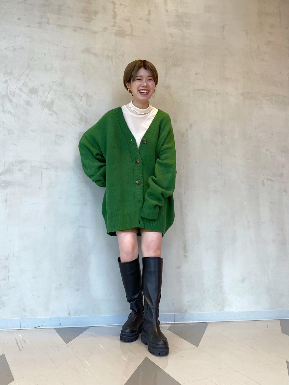 グリーン系のカーディガン/ボレロ、ホワイト系のTシャツ/カットソー、イエロー系のその他パンツを着用したレディースの冬コーディネートの3枚目の写真