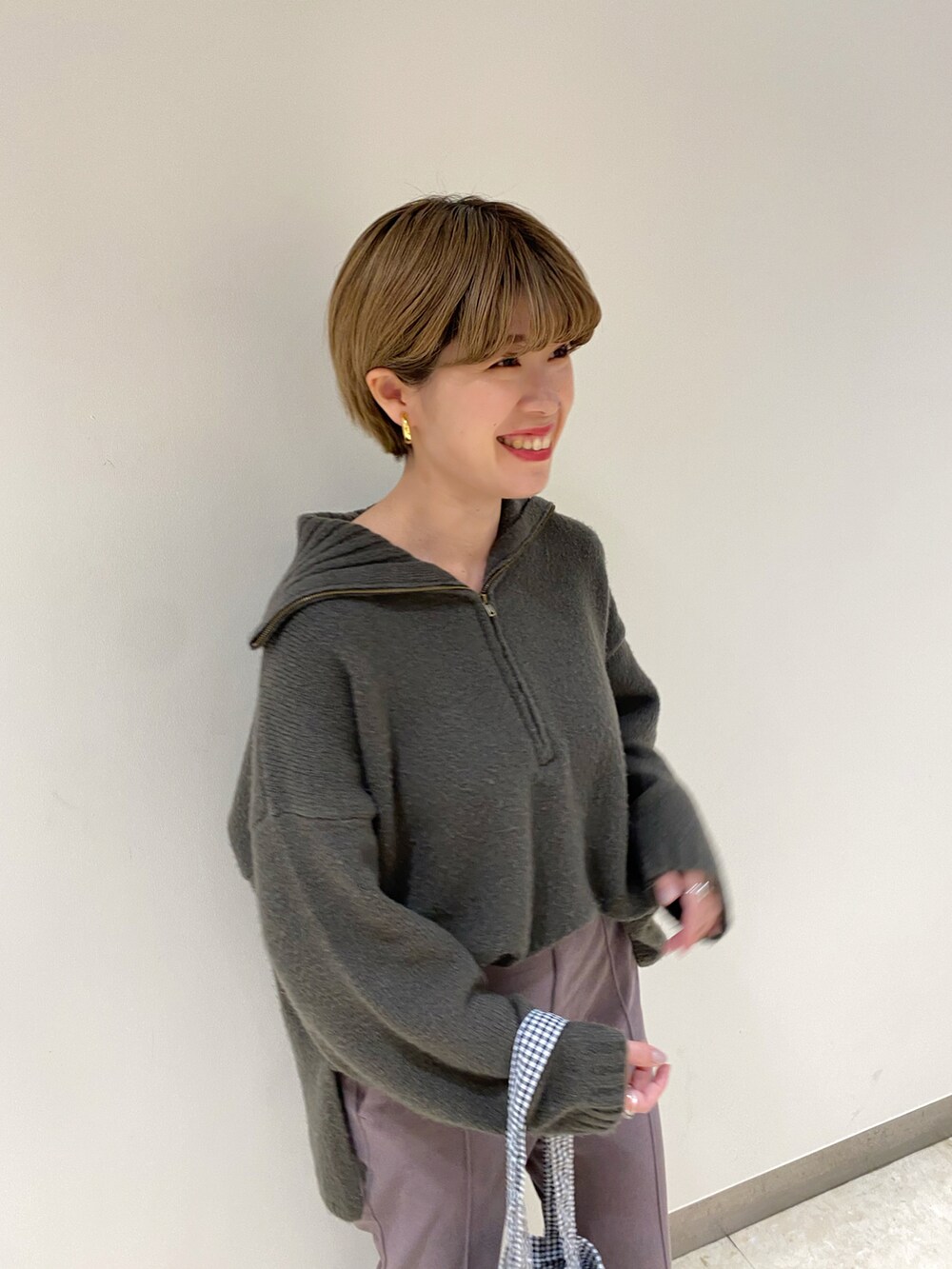 「オトナカジュアル、春コーデ、シンプルコーデ、カジュアルコーデ、ootd、パンツスタイル、セーラーカラー、セーラーニット、春カラー、ジップニット、ジップ、ZIPニット、あったかコーデ、いいね、save、フォローお願いします🤑」｜「RAY CASSINのウールニットライクセンターシームカラーパンツ（スラックス、ブラック系）」を使った、nimoさん（レディース・155cm）の冬コーディネートの3枚目の写真