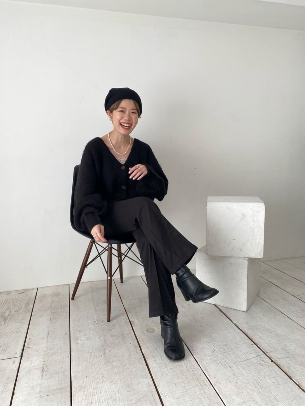 「私の推しブランド、オトナカジュアル、シンプル、カジュアルコーデ、オトナ女子、パンツコーデ、春、ootd、モノトーンコーデ、ブラック、ブラックコーデ、パンツスタイル、いいね、save、フォローお願いします🤑」｜「RAY CASSINのふわふわ深Vゆるカーディガン（ニット/セーター、ブラック系）」を使った、nimoさん（レディース・155cm）の冬コーディネートの2枚目の写真