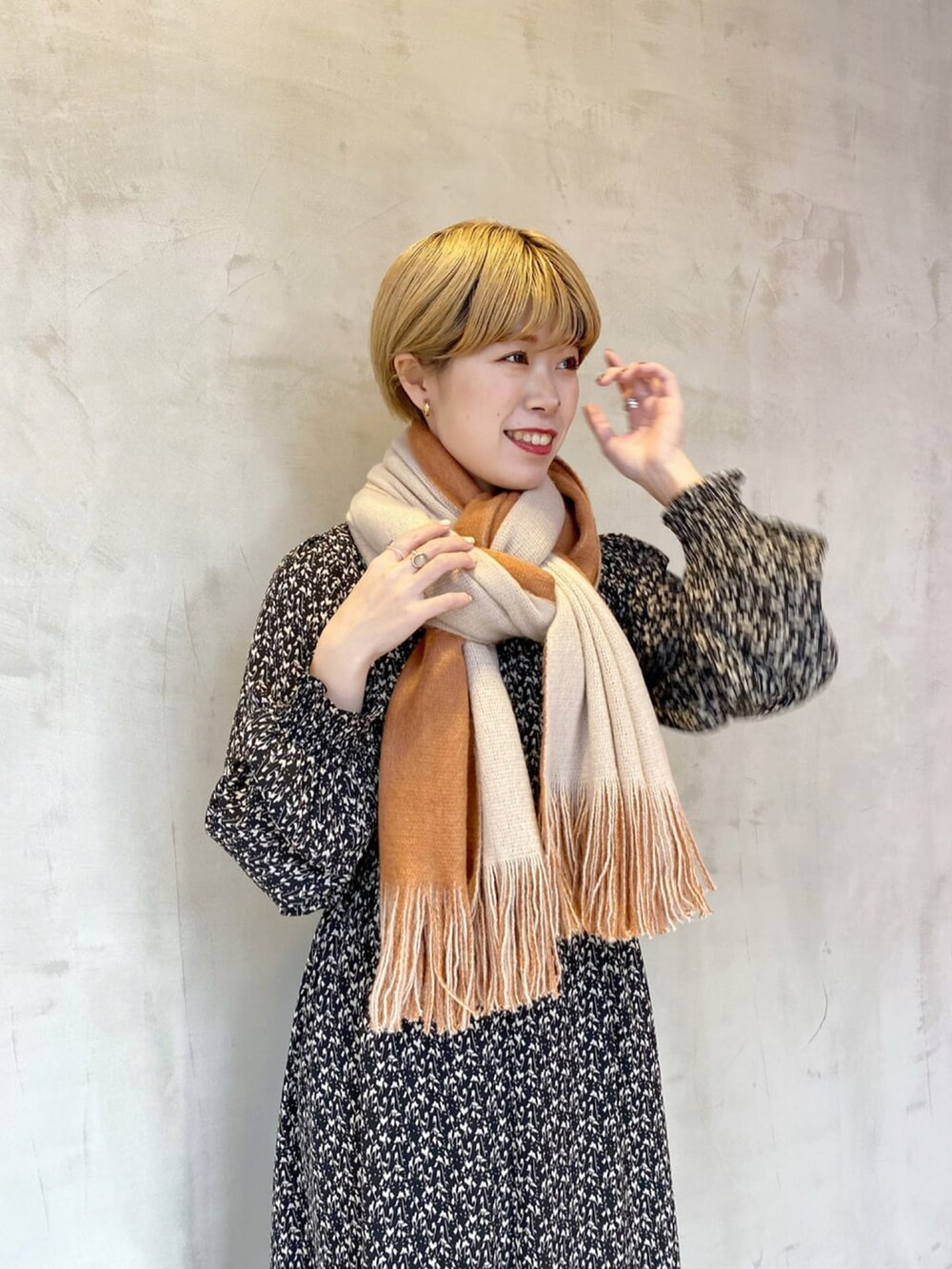 「私の推しブランド、オトナカジュアル、シンプル、春、ootd、キレイめ、モノトーンコーデ、ワンピース、花柄ワンピース、いいね、save、フォローお願いします🤑」｜「RAY CASSINのフラワーシルエット切替ワンピース（ワンピース、ブラック系）」を使った、nimoさん（レディース・155cm）の冬コーディネートの3枚目の写真