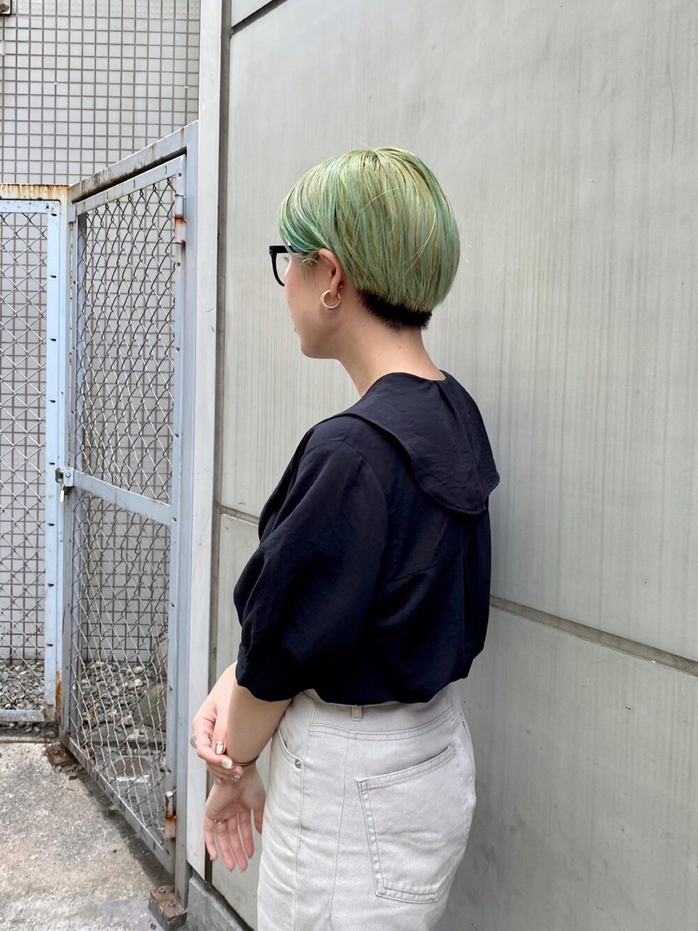 ベージュ系のその他パンツ、ブラック系のシャツ/ブラウス、その他のサンダルを着用したレディースの夏コーディネートの5枚目の写真