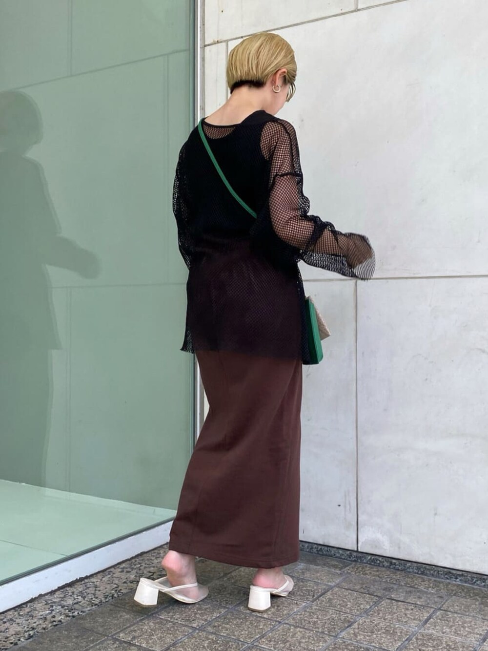 「初秋コーデ、オトナ女子、大人カジュアル、今日のコーデ、シンプル、大人コーデ、モノトーン、秋、メッシュトップス、メッシュ、タイトスカート、スリットスカート、ootd、Ray Cassin、ワントーンコーデ」｜「RAY CASSINのメッシュゆるプルオーバー（トップス、ブラック系）」を使った、nimoさん（レディース・155cm）の秋コーディネートの3枚目の写真