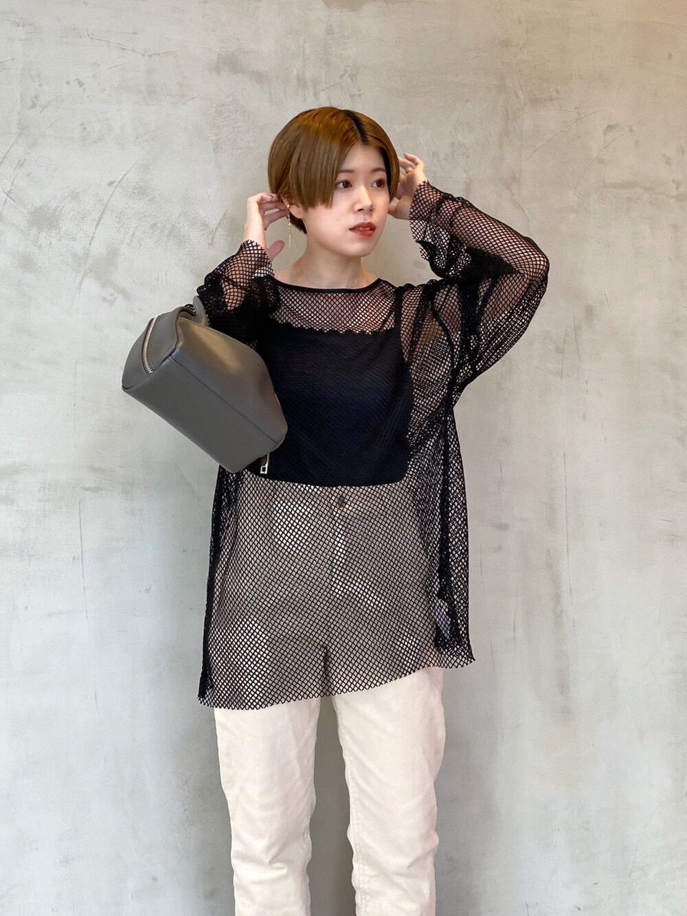 「春夏コーデ、シンプル、春、お出かけコーデ、スニーカーコーデ、カジュアル、ビッグシルエット、メッシュ、モノトーンコーデ、レイヤードスタイル、シースルー、いいね、save、フォローお願いします🤑、Ray Cassin、デニム、黒」｜「RAY CASSINのリラックスストレートヘムフリンジデニム（その他パンツ、ベージュ系）」を使った、nimoさん（レディース・155cm）の春コーディネートの3枚目の写真