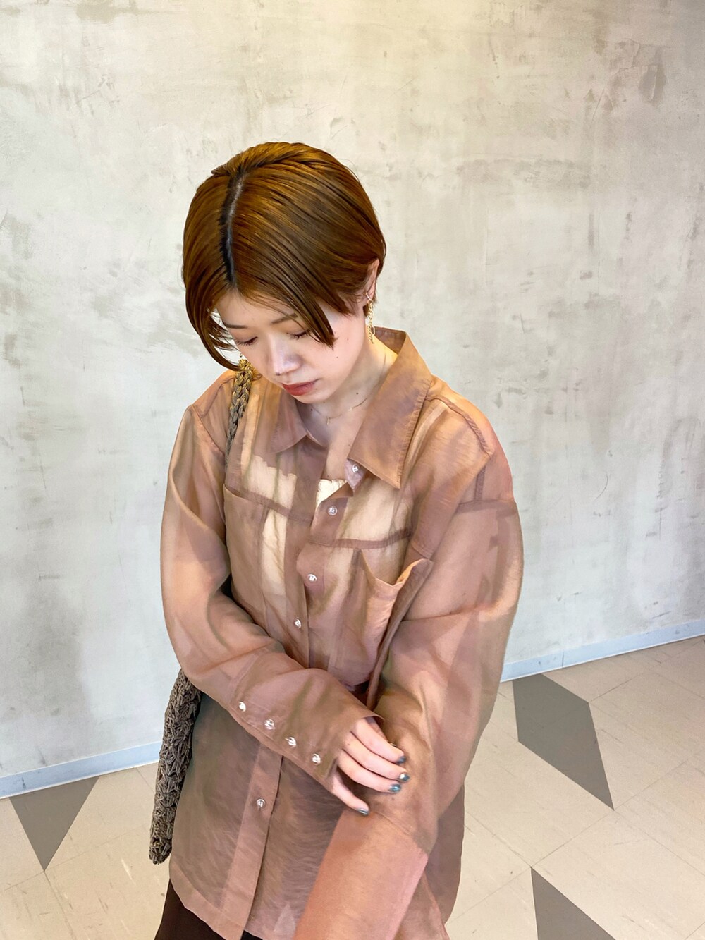 「大人カジュアル、カジュアルコーデ、スニーカーコーデ、春コーデ、春カラー、シャツスタイル、カラーパンツ、シアーシャツ、ピンク、いいね、save、フォローお願いします🤑、Ray Cassin」｜「RAY CASSINのカラーシアーシャツ（シャツ/ブラウス、ピンク系）」を使った、nimoさん（レディース・155cm）の春コーディネートの4枚目の写真
