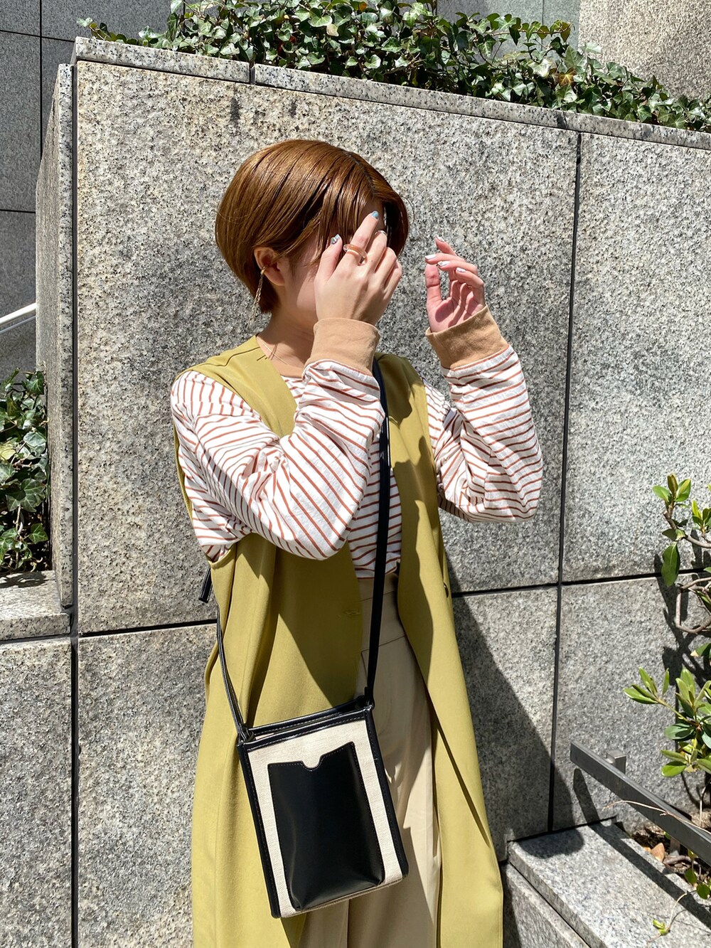 「はじめましてコーデ、春、春夏コーデ、春色、パステル映える春、レイヤードスタイル、グリーンコーデ、オトナカジュアル、シンプルコーデ、ジレ、ピスタチオ、スニーカーコーデ、いいね、save、フォローお願いします🤑、Ray Cassin、ボーダー」｜「RAY CASSINのカラーボーダーゆるロンT（Tシャツ/カットソー、ホワイト系）」を使った、nimoさん（レディース・155cm）の春コーディネートの3枚目の写真