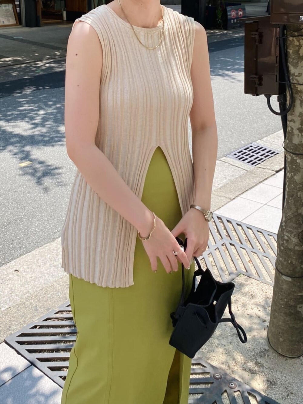 「休日スタイル、お出かけコーデ、大人カジュアル、秋のコーデ、骨格ウェーブ、淡色女子、秋先取りコーデ、ニット、ノースリーブ、スリットスカート、グリーン」｜「RAY CASSINの2wayストライプノースリニット（タンクトップ、ホワイト系）」を使った、nimoさん（レディース・155cm）の秋コーディネートの2枚目の写真