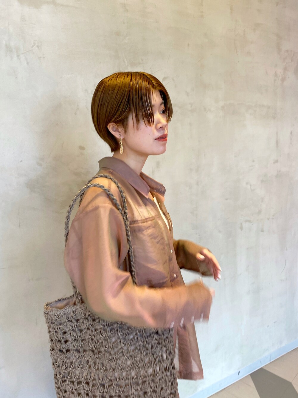 「大人カジュアル、カジュアルコーデ、スニーカーコーデ、春コーデ、春カラー、シャツスタイル、カラーパンツ、シアーシャツ、ピンク、いいね、save、フォローお願いします🤑、Ray Cassin」｜「RAY CASSINのカラーシアーシャツ（シャツ/ブラウス、ピンク系）」を使った、nimoさん（レディース・155cm）の春コーディネートの3枚目の写真