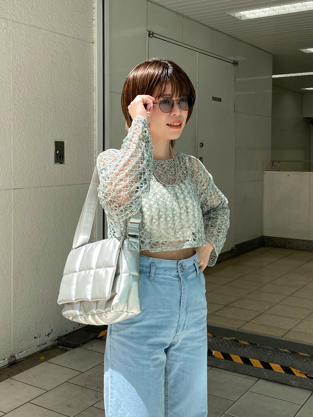 「このスタイルがお気に入り、シンプルスタイル、オトナカジュアル、レイヤードスタイル、夏、ワントーンコーデ、サマーニット、いいね、save、フォローお願いします🤑、肌見せ、デニム、スポサン、Ray Cassin、透かし編みニット、カジュアル、おしゃれさんと繋がりたい」｜「RAY CASSINのS-L展開 ウエストフィットルーズデニムパンツ（デニムパンツ、ブルー系）」を使った、nimoさん（レディース・155cm）の夏コーディネートの4枚目の写真