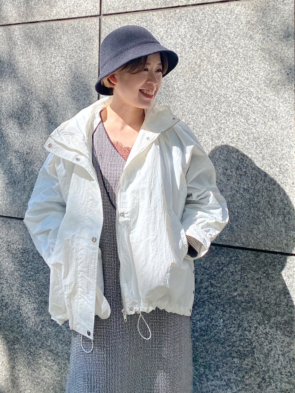 「春カラー、ビッグシルエット、カジュアルガーリー、ボリューム袖、オトナカジュアル、春アウター、マウンテンパーカー、マンパ、ホワイト、白アウター、白ブルゾン、春コーデ、春、春夏コーデ、春先取り」｜「RAY CASSINのカラーナイロンBIGパーカー（マウンテンパーカー、ホワイト系）」を使った、nimoさん（レディース・155cm）の春コーディネートの2枚目の写真