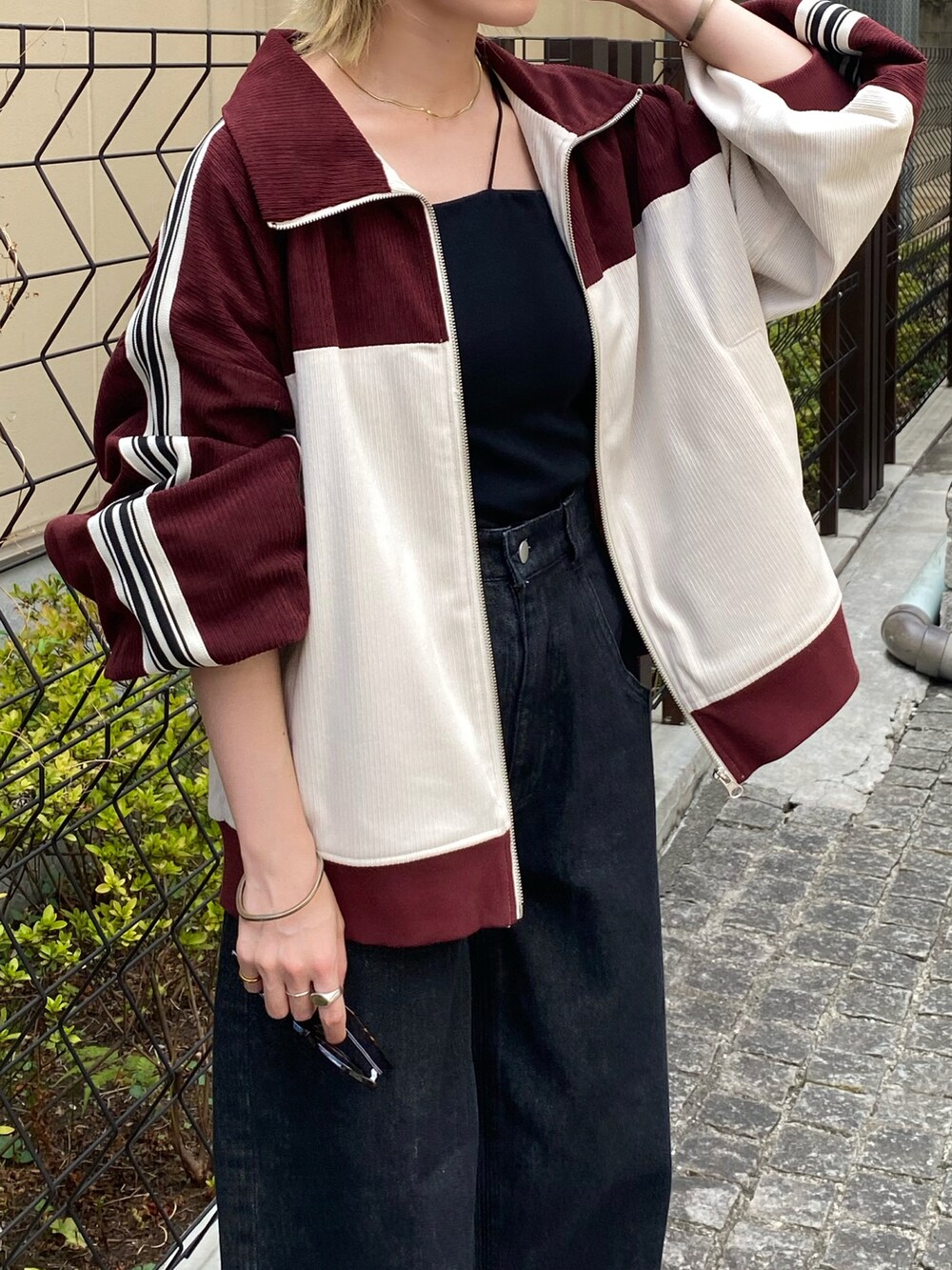「秋服まるっと大公開、秋服準備はじめました、秋、カジュアル、トラックジャケット、samba、デニム、Ray Cassin」｜「RAY CASSINのS/M展開 ロールアップカーブデニム（デニムパンツ、ブラック系）」を使った、nimoさん（レディース・155cm）の秋コーディネートの5枚目の写真