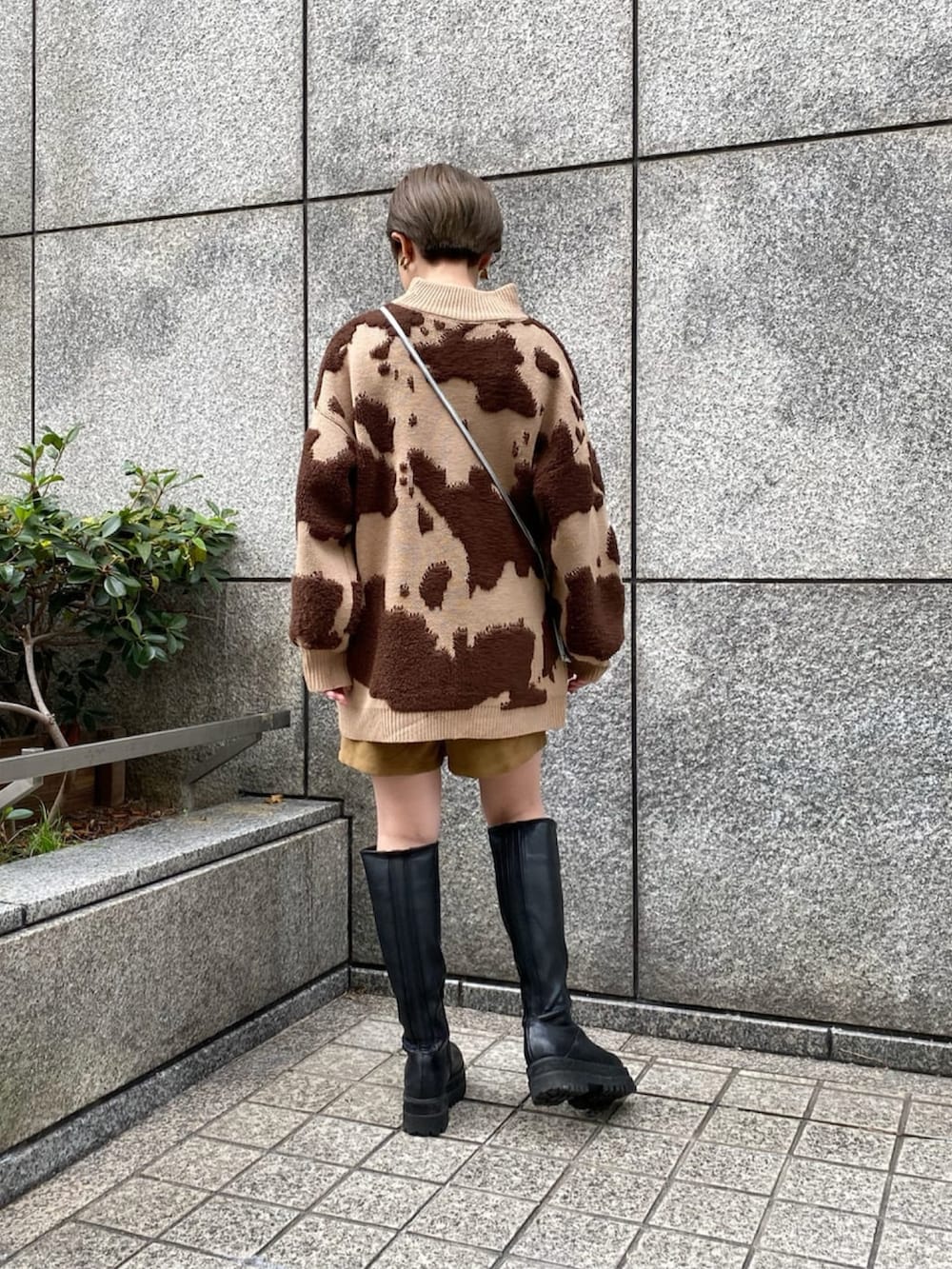 ブラウン系のニット/セーター、イエロー系のその他パンツ、シルバー系のショルダーバッグを着用したレディースの冬コーディネートの3枚目の写真