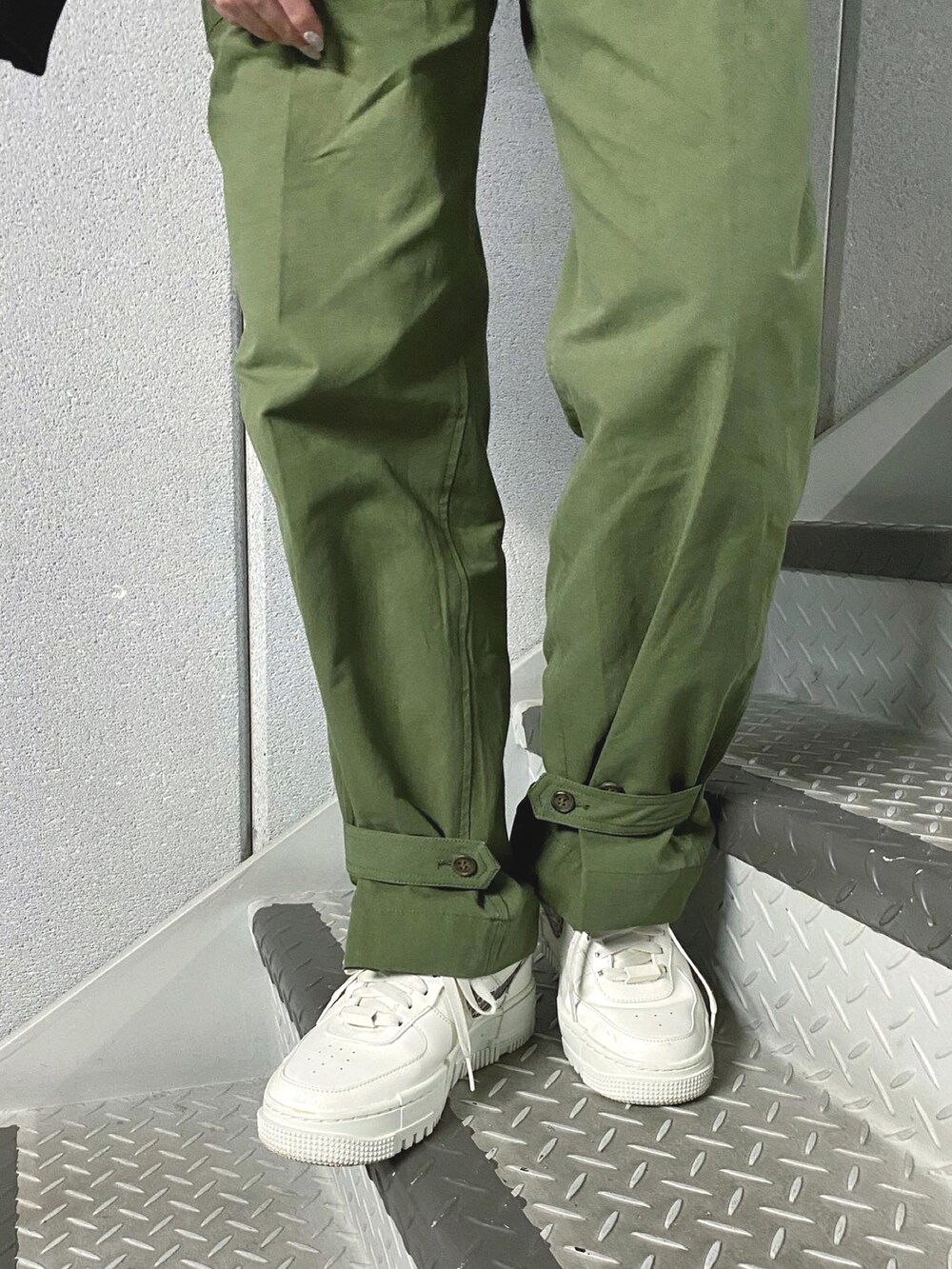 「オトナカジュアル、シンプルコーデ、カジュアル、パンツスタイル、スニーカーコーデ、春コーデ、ootd、シンプル、ボーダー、カーゴパンツ、MA-1、いいね、save、フォローお願いします🤑、Ray Cassin」｜「NIKEのナイキ AF1 ピクセル SE ウィメンズシューズ / スニーカー/ Nike AF1 Pixel SE（スニーカー、ホワイト系）」を使った、nimoさん（レディース・155cm）の春コーディネートの4枚目の写真