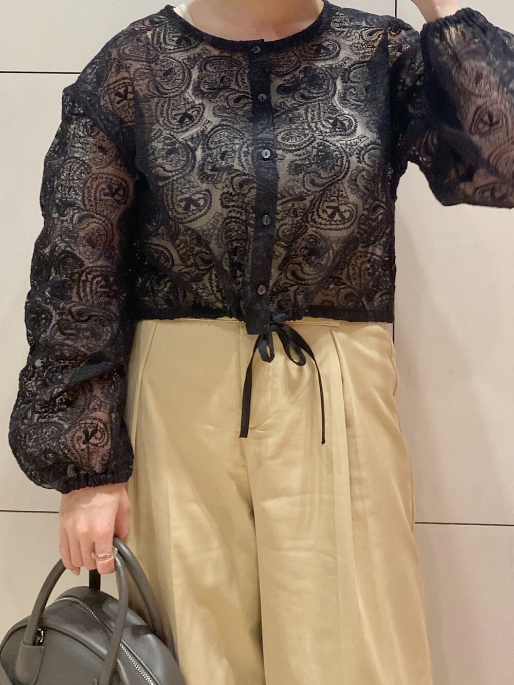 ブラック系のバレエシューズ、グレー系のバッグ、ベージュ系のチノパンツを着用したレディースの春コーディネートの4枚目の写真