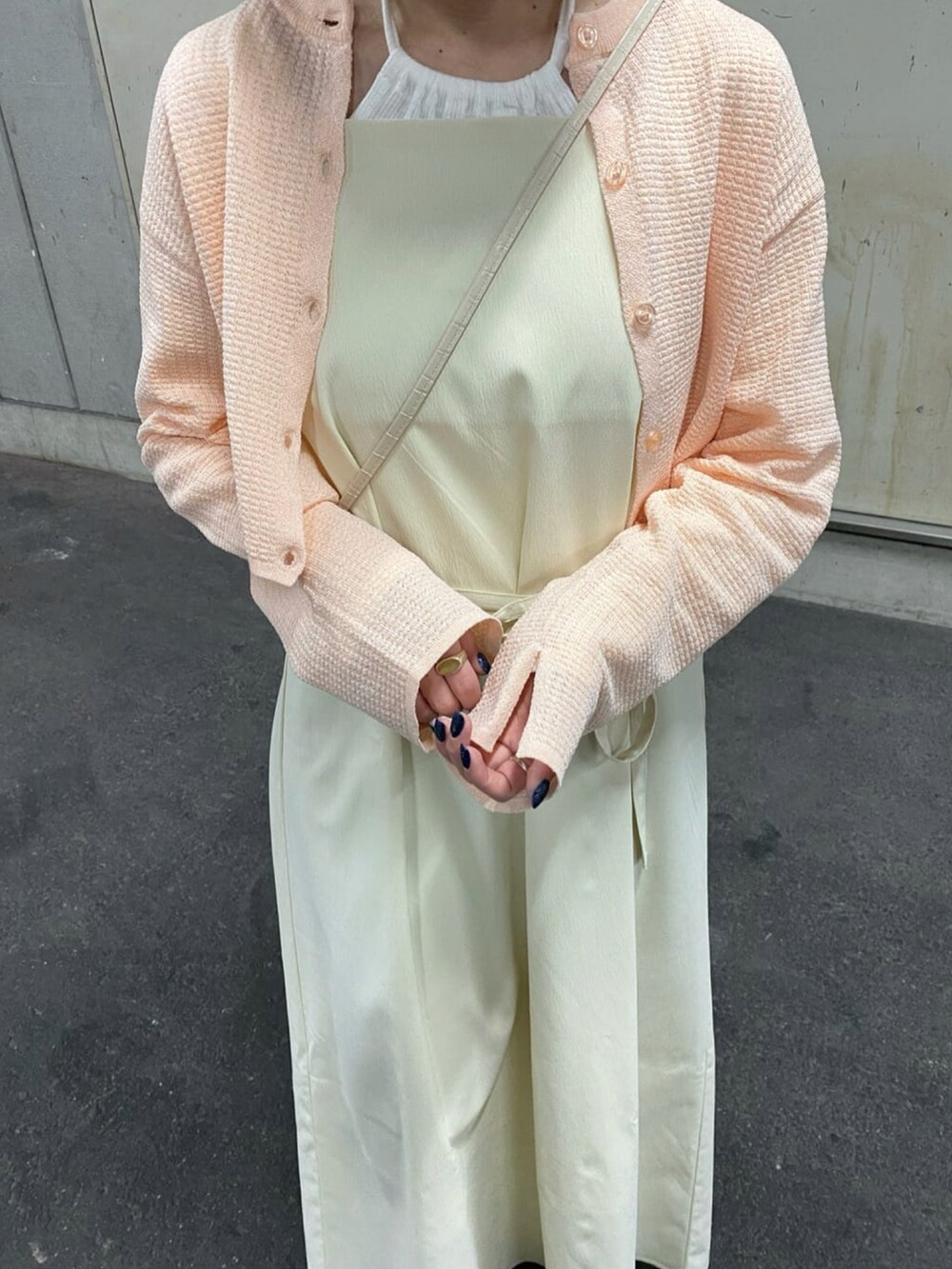 「春コーデ、デート、春カラー、オトナカワイイ、休日コーデ、今日のコーデ、ワンピース、骨格ウェーブ、フェミニン、ガーリー、大人ガーリー、ピンク、春色、Ray Cassin、いいね、save、フォローお願いします🤑」｜「RAY CASSINのメランジニットカーデ+キャミワンピース ‐Mei Tanaka-（ワンピース、ピンク系）」を使った、nimoさん（レディース・155cm）の春コーディネートの3枚目の写真