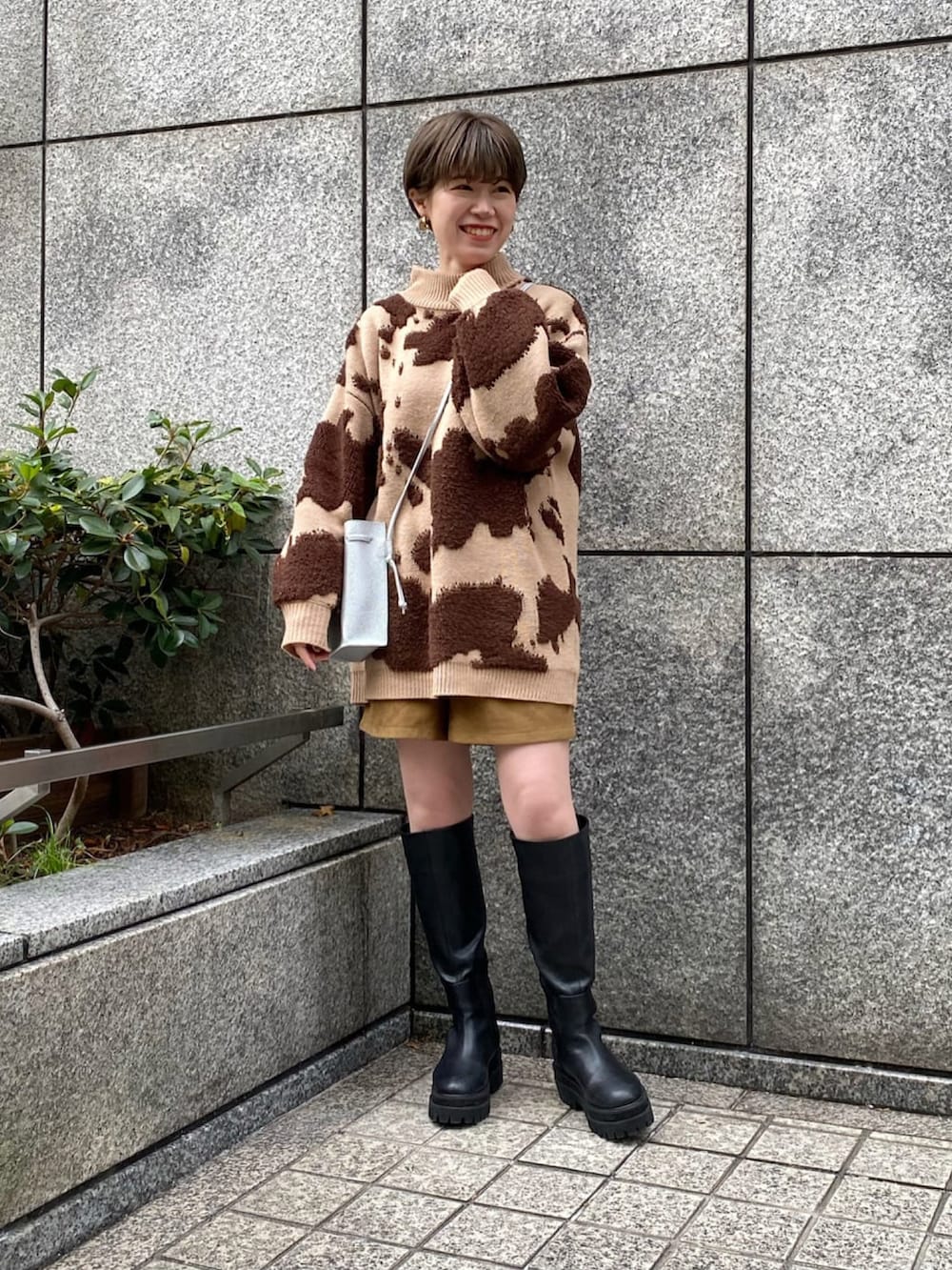 ブラウン系のニット/セーター、イエロー系のその他パンツ、シルバー系のショルダーバッグを着用したレディースの冬コーディネートの2枚目の写真