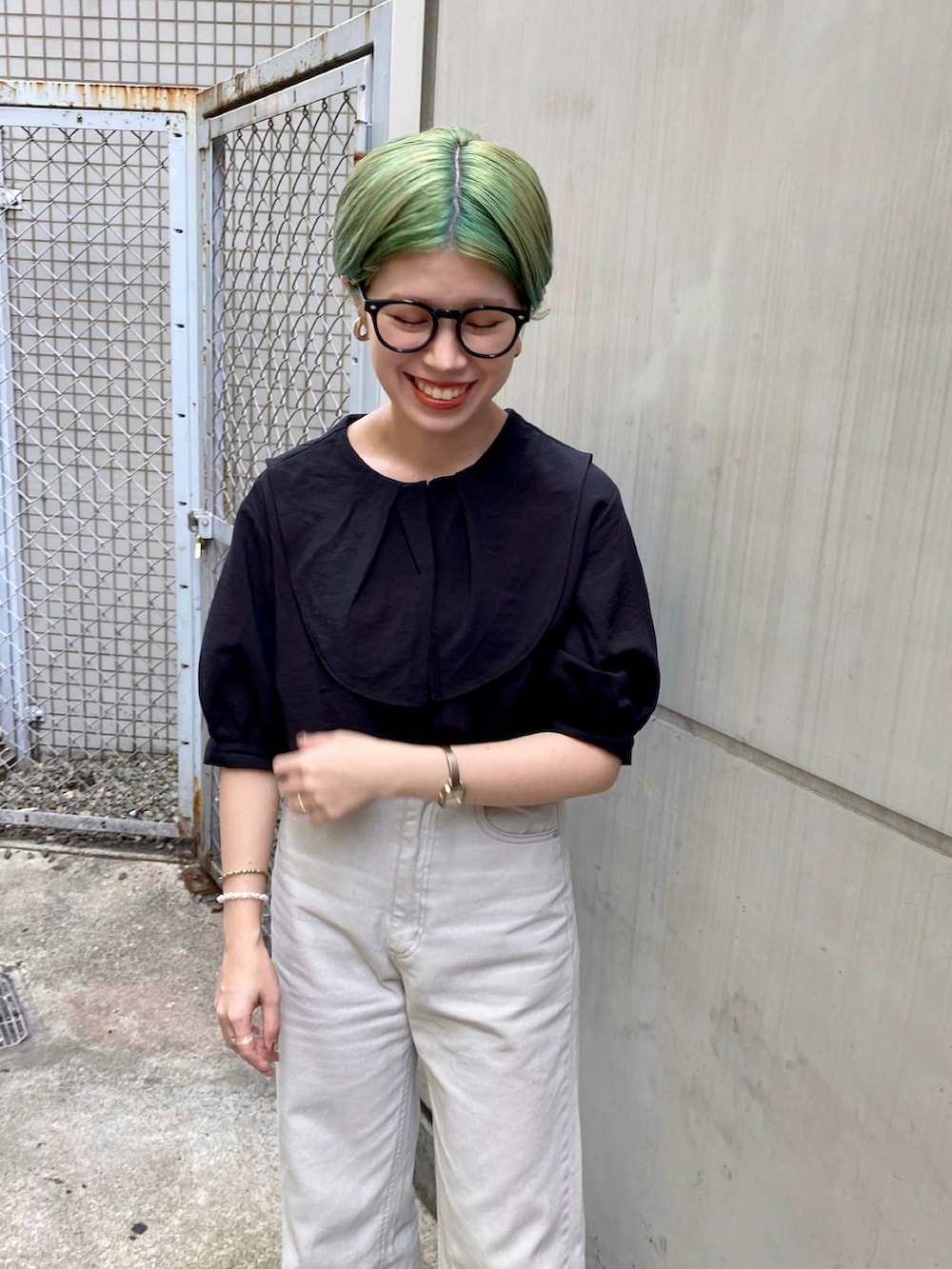 ベージュ系のその他パンツ、ブラック系のシャツ/ブラウス、その他のサンダルを着用したレディースの夏コーディネートの4枚目の写真