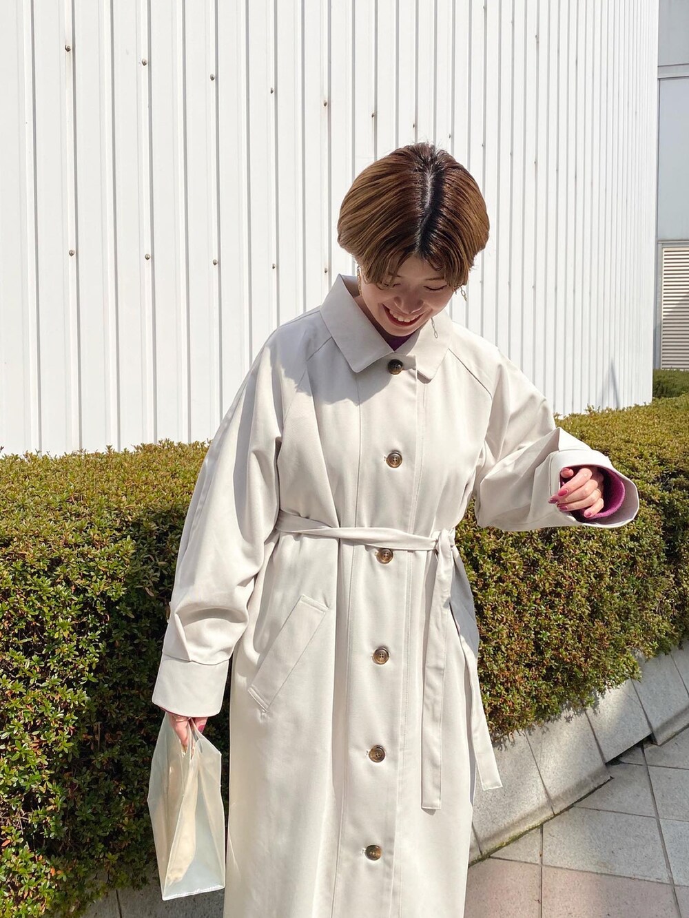 「春、オトナカジュアル、カジュアルコーデ、ゆるコーデ、春夏コーデ、春アウター、ステンカラーコート、タイトスカート、レイヤードスタイル、コート、春コート、春コーデ、いいね、save、フォローお願いします🤑、raycassin、レイカズン(Ray Cassin)」｜「RAY CASSINのフラットメリージェーン（バレエシューズ、ブラック系）」を使った、nimoさん（レディース・155cm）の春コーディネートの3枚目の写真