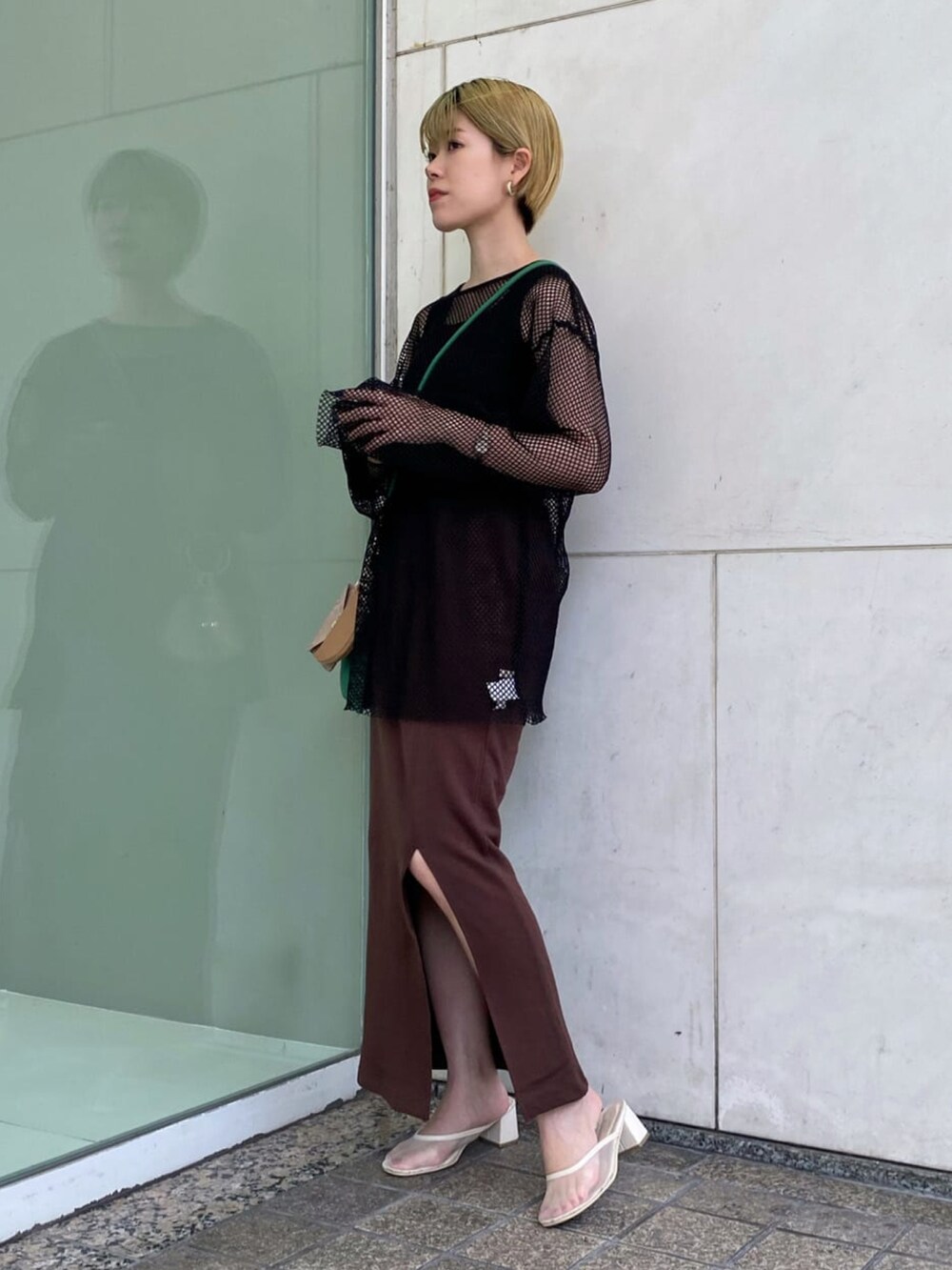 「初秋コーデ、オトナ女子、大人カジュアル、今日のコーデ、シンプル、大人コーデ、モノトーン、秋、メッシュトップス、メッシュ、タイトスカート、スリットスカート、ootd、Ray Cassin、ワントーンコーデ」｜「RAY CASSINのメッシュゆるプルオーバー（トップス、ブラック系）」を使った、nimoさん（レディース・155cm）の秋コーディネートの2枚目の写真