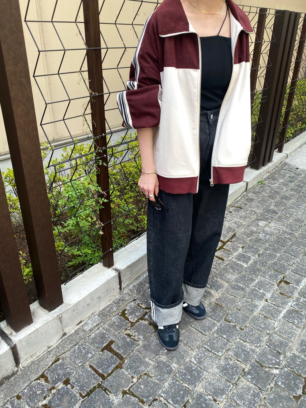 「秋服まるっと大公開、秋服準備はじめました、秋、カジュアル、トラックジャケット、samba、デニム、Ray Cassin」｜「RAY CASSINのS/M展開 ロールアップカーブデニム（デニムパンツ、ブラック系）」を使った、nimoさん（レディース・155cm）の秋コーディネートの3枚目の写真