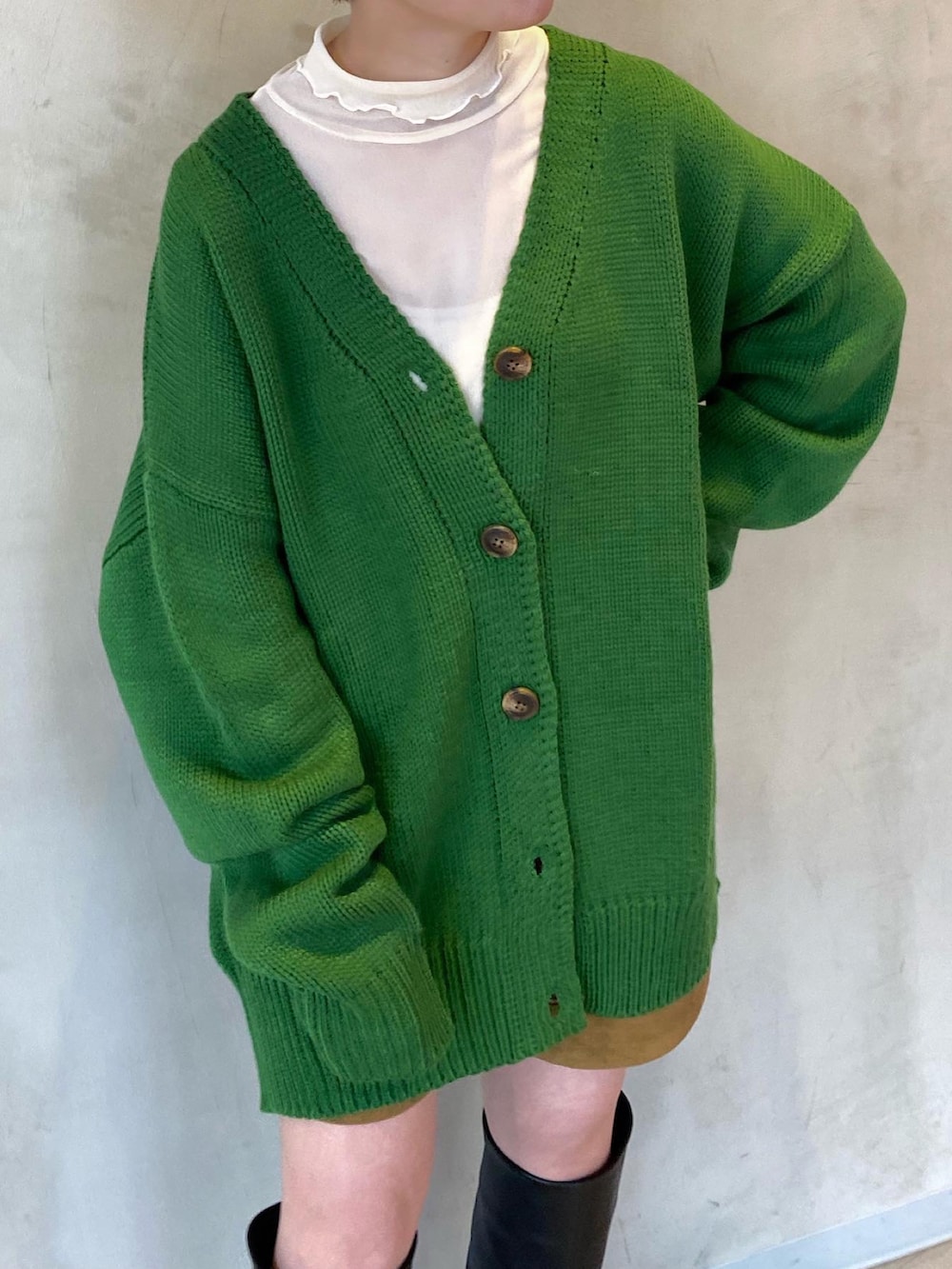 グリーン系のカーディガン/ボレロ、ホワイト系のTシャツ/カットソー、イエロー系のその他パンツを着用したレディースの冬コーディネートの4枚目の写真