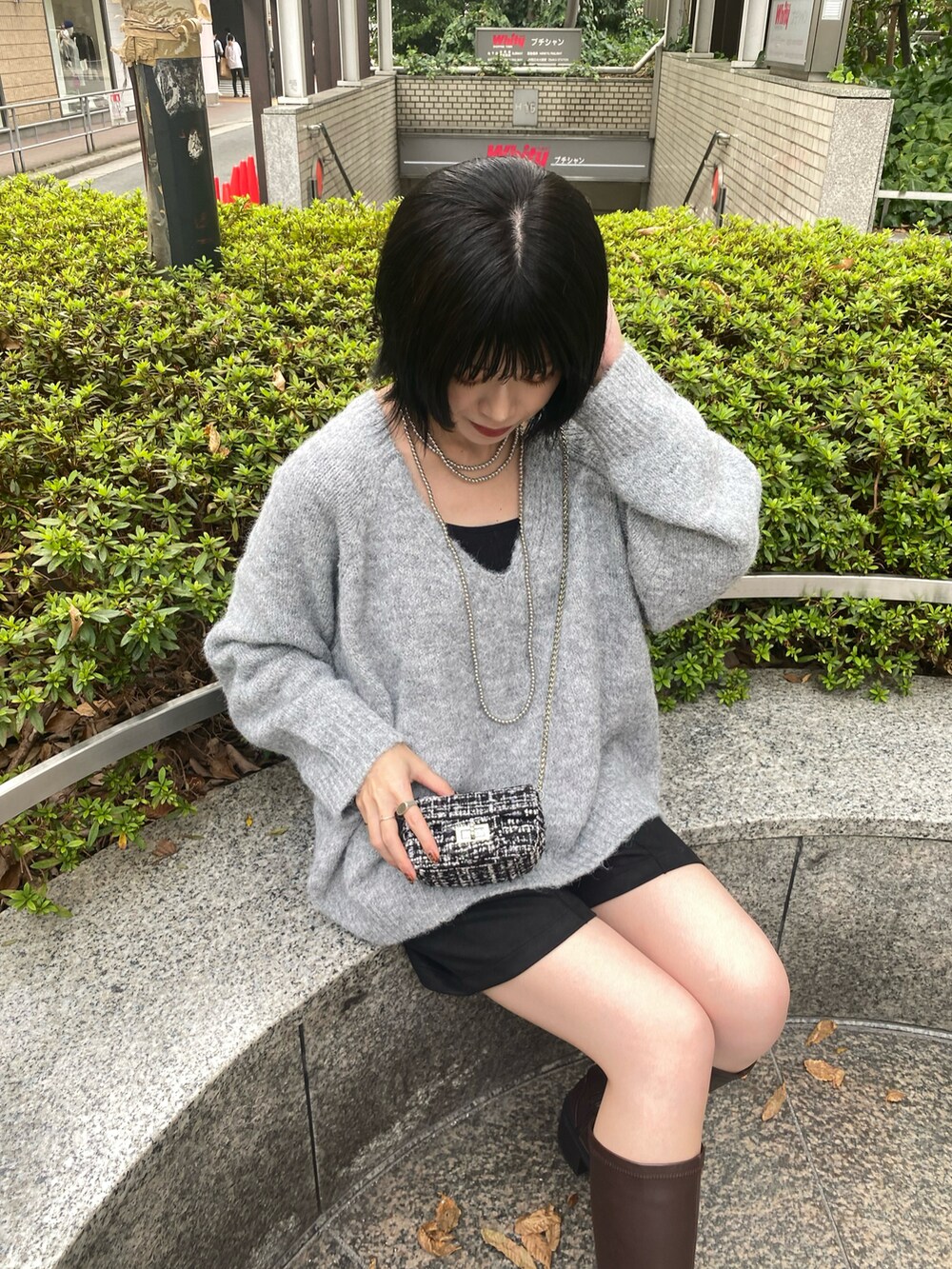 ブラウン系のブーツ、グレー系のニット/セーター、ブラック系のその他パンツを着用したレディースの秋コーディネートの3枚目の写真