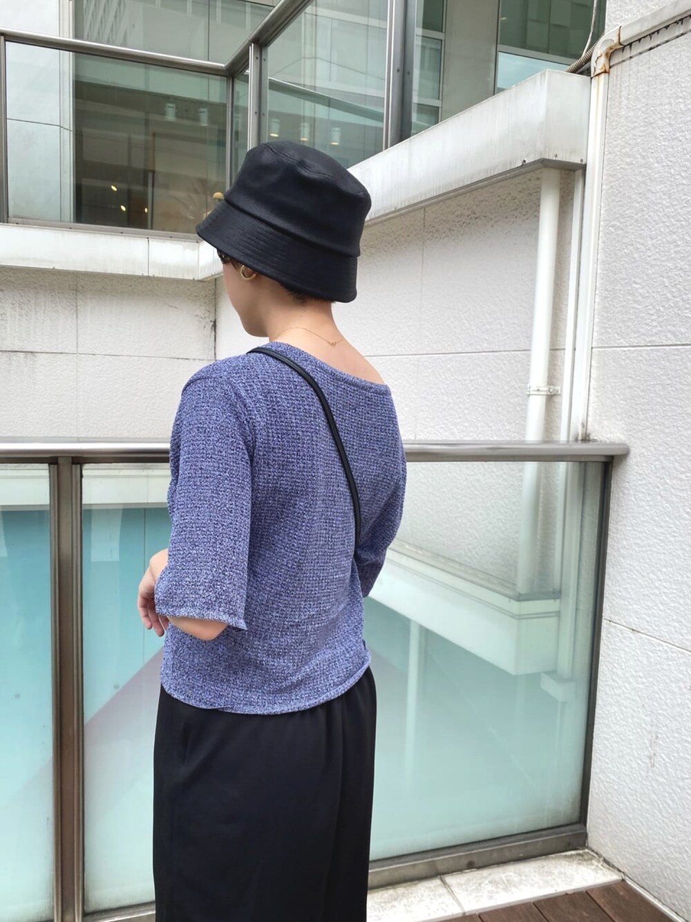「カジュアルコーデ、夏、サンダル、大人コーデ、レイヤードスタイル、カーディガン、セットアイテム、スリット、肌見せ、バケットハット、リラックススタイル、大人カジュアル、いいね、save、フォローお願いします🤑、Ray Cassin、トレンド」｜「RAY CASSINのフラットグルカサンダル（サンダル、ブラック系）」を使った、nimoさん（レディース・155cm）の夏コーディネートの3枚目の写真