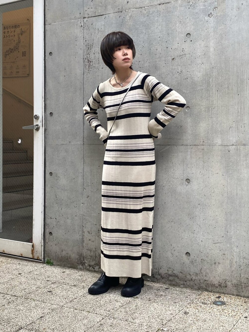 「春コーデ、休日コーデ、大人カジュアル、シンプルコーデ、Ray Cassin、ボーダー、ジレ、シンプルカジュアル、大人コーデ、いいね、save、フォローお願いします🤑、ワンピース、はるコーデ」｜「RAY CASSINのドロストミニショルダーバッグ（ショルダーバッグ、シルバー系）」を使った、nimoさん（レディース・155cm）の春コーディネートの4枚目の写真