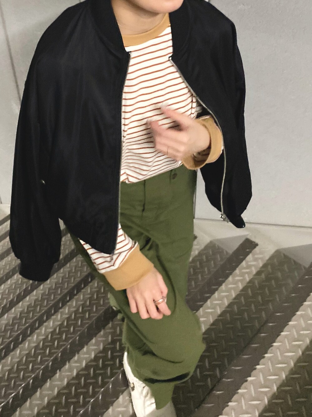 「オトナカジュアル、シンプルコーデ、カジュアル、パンツスタイル、スニーカーコーデ、春コーデ、ootd、シンプル、ボーダー、カーゴパンツ、MA-1、いいね、save、フォローお願いします🤑、Ray Cassin」｜「NIKEのナイキ AF1 ピクセル SE ウィメンズシューズ / スニーカー/ Nike AF1 Pixel SE（スニーカー、ホワイト系）」を使った、nimoさん（レディース・155cm）の春コーディネートの3枚目の写真