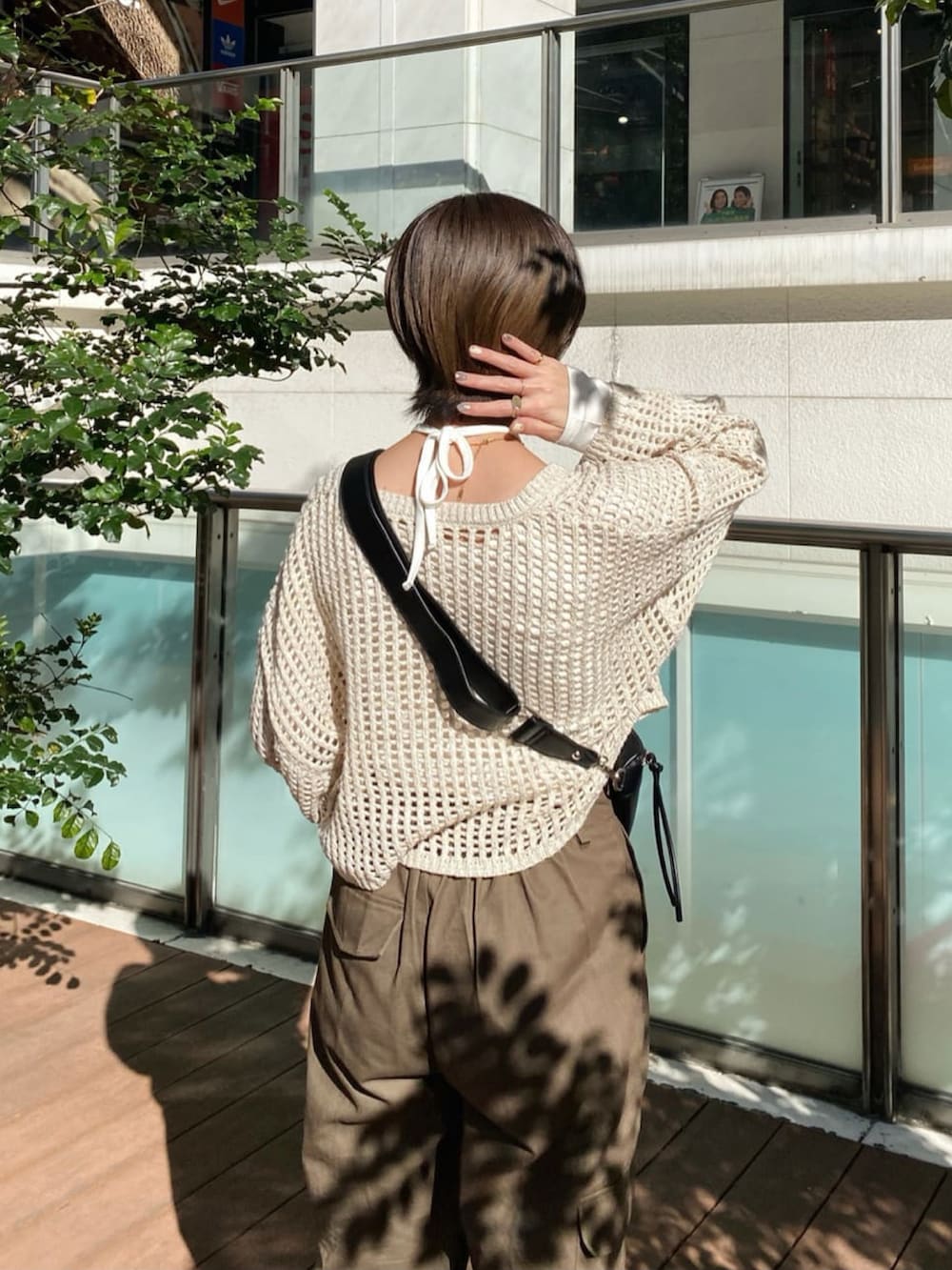 「春服デビュー宣言、春カラー、カジュアルコーデ、大人かわいい、大人カジュアル、春夏コーデ、カーゴパンツ、ボディバッグ、Ray Cassin、いいね、save、フォローお願いします🤑、メッシュ、透けトップス、カジュアル」｜「RAY CASSINのソックスショートブーツ（ブーツ、ブラック系）」を使った、nimoさん（レディース・155cm）の春コーディネートの4枚目の写真