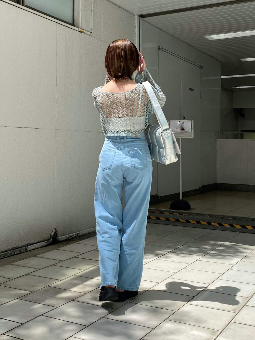 「このスタイルがお気に入り、シンプルスタイル、オトナカジュアル、レイヤードスタイル、夏、ワントーンコーデ、サマーニット、いいね、save、フォローお願いします🤑、肌見せ、デニム、スポサン、Ray Cassin、透かし編みニット、カジュアル、おしゃれさんと繋がりたい」｜「RAY CASSINのS-L展開 ウエストフィットルーズデニムパンツ（デニムパンツ、ブルー系）」を使った、nimoさん（レディース・155cm）の夏コーディネートの3枚目の写真