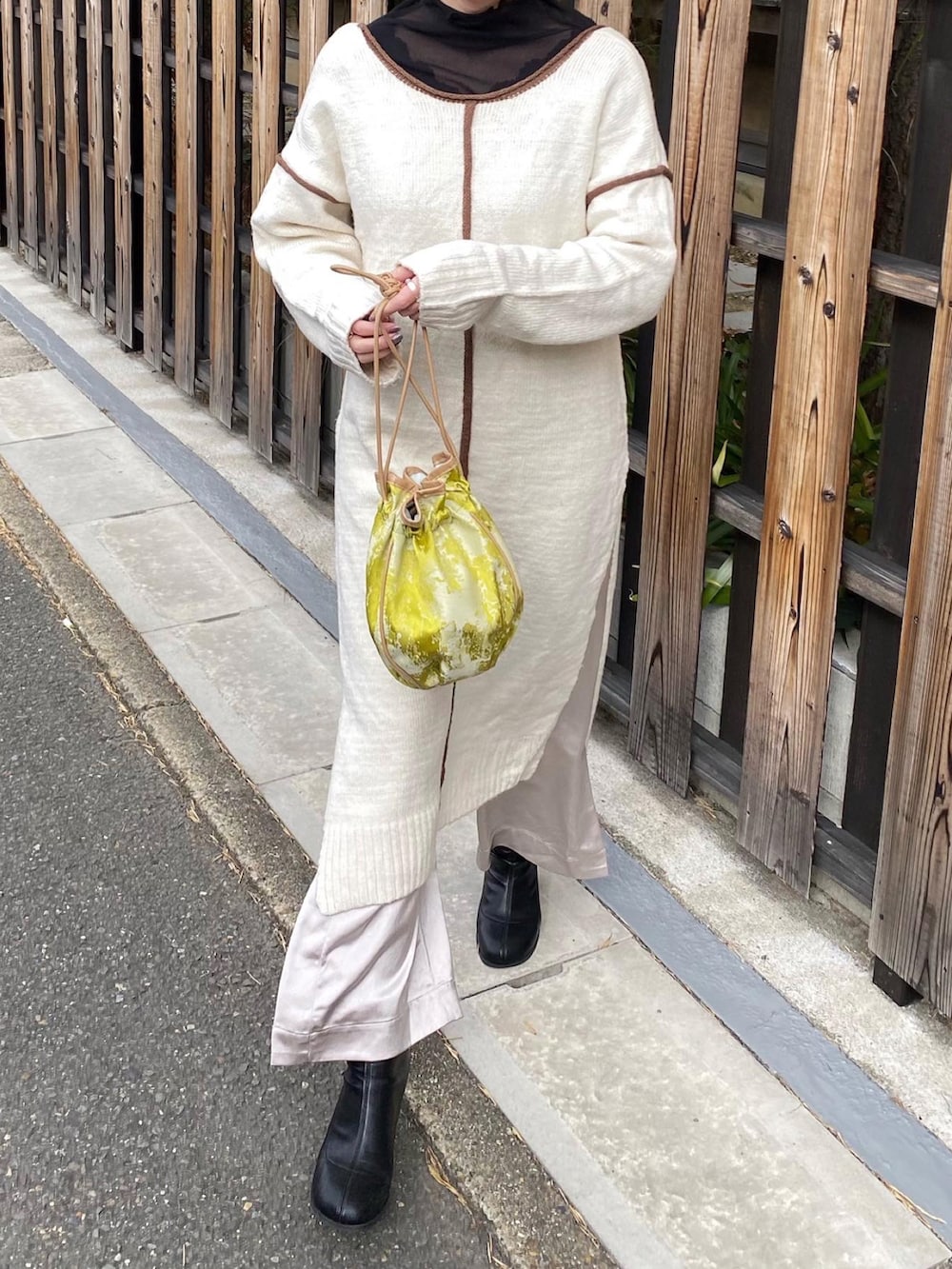 「春服、大人カジュアル、プチプラコーデ、ショートブーツ、休日コーデ、いいね、save、フォローお願いします🤑、春コーデ、サテンパンツ、巾着バッグ、ニットワンピース、シアートップス、レイヤードスタイル」｜「RAY CASSINのジャガード巾着2wayバッグ（バッグ、イエロー系）」を使った、nimoさん（レディース・155cm）の冬コーディネートの2枚目の写真