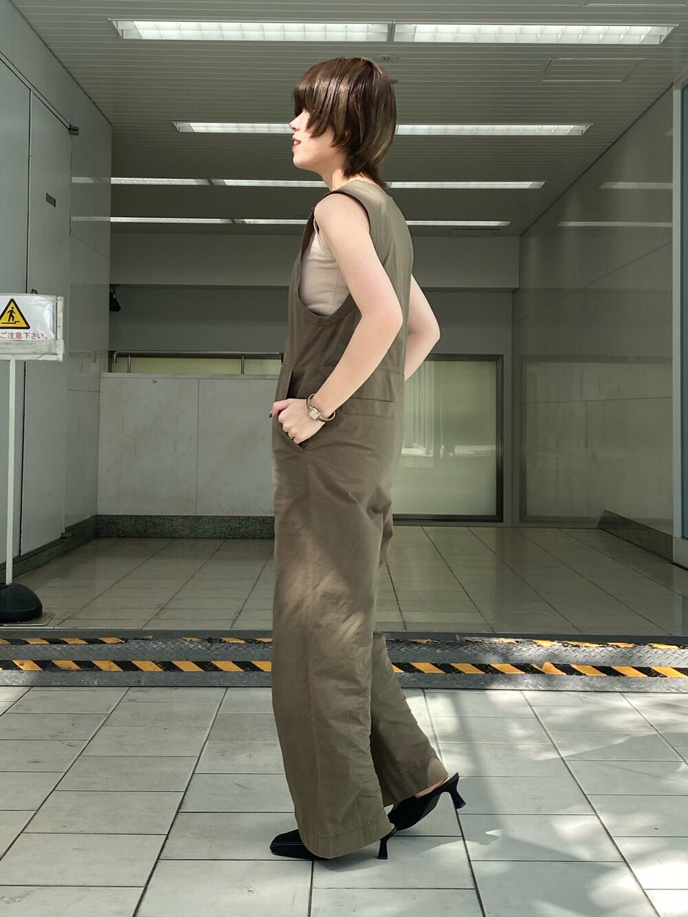 「春夏コーデ、お出かけコーデ、シンプルコーデ、パンツコーデ、カジュアルコーデ、オトナ女子、きれいめカジュアル、ジャンプスーツ、Ray Cassin、今日のコーデ、お洒落さんとつながりたい、いいね、save、フォローお願いします🤑、キレイめ、モード」｜「RAY CASSINのドロストミニショルダーバッグ（ショルダーバッグ、ベージュ系）」を使った、nimoさん（レディース・155cm）の春コーディネートの4枚目の写真