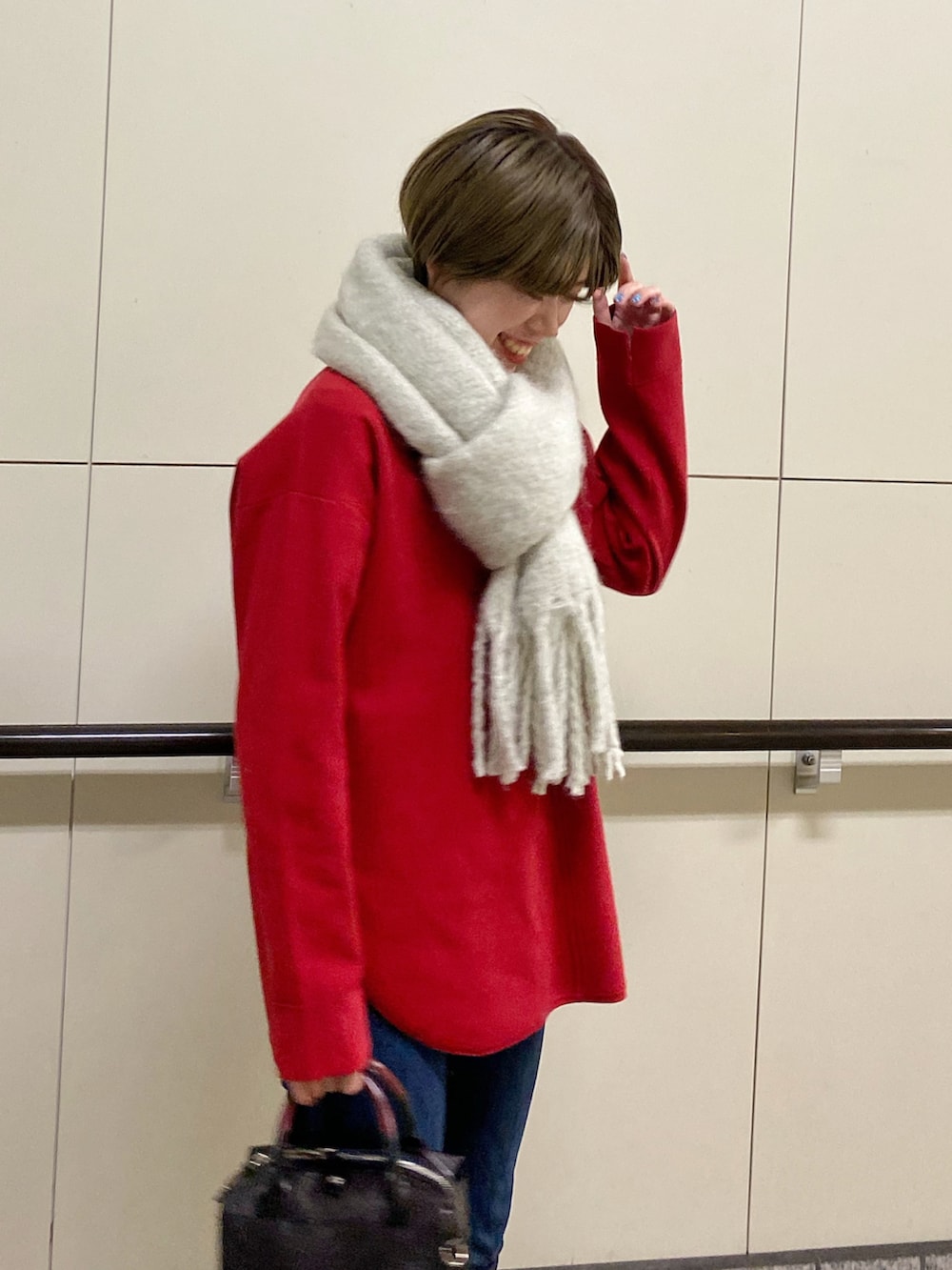 「私の推しブランド、休日スタイル、オトナ女子、カジュアルコーデ、オトナカジュアル、ootd、デニムコーデ、GU、ZARA、マフラー、赤ニット、フライトジャケット、いいね、save、フォローお願いします🤑」｜「Vivienne Westwoodのアイテム（バッグ、レッド系）」を使った、nimoさん（レディース・155cm）の冬コーディネートの3枚目の写真