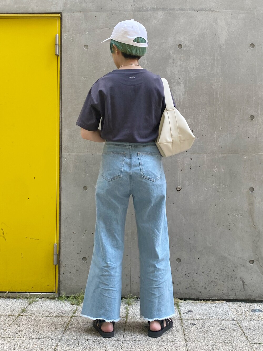 ブラック系のサンダル、ベージュ系のその他パンツ、ブラック系のTシャツ/カットソーを着用したレディースの夏コーディネートの2枚目の写真