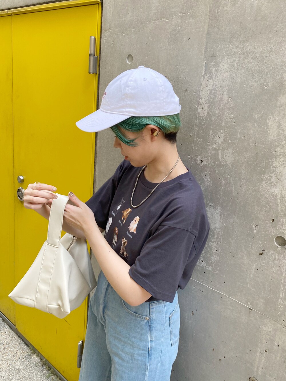 ブラック系のサンダル、ベージュ系のその他パンツ、ブラック系のTシャツ/カットソーを着用したレディースの夏コーディネートの4枚目の写真