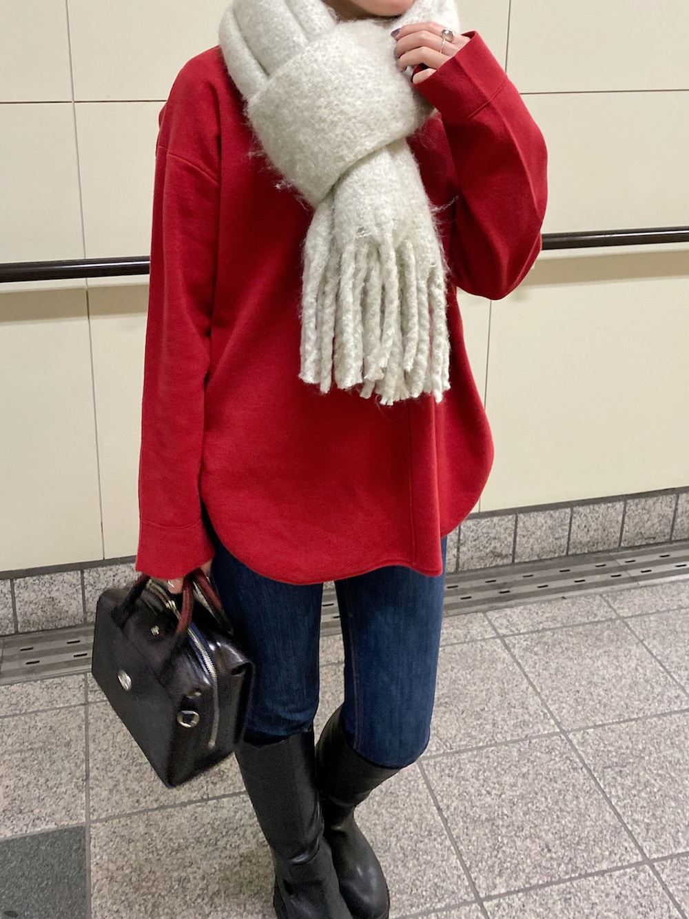 「私の推しブランド、休日スタイル、オトナ女子、カジュアルコーデ、オトナカジュアル、ootd、デニムコーデ、GU、ZARA、マフラー、赤ニット、フライトジャケット、いいね、save、フォローお願いします🤑」｜「Vivienne Westwoodのアイテム（バッグ、レッド系）」を使った、nimoさん（レディース・155cm）の冬コーディネートの2枚目の写真
