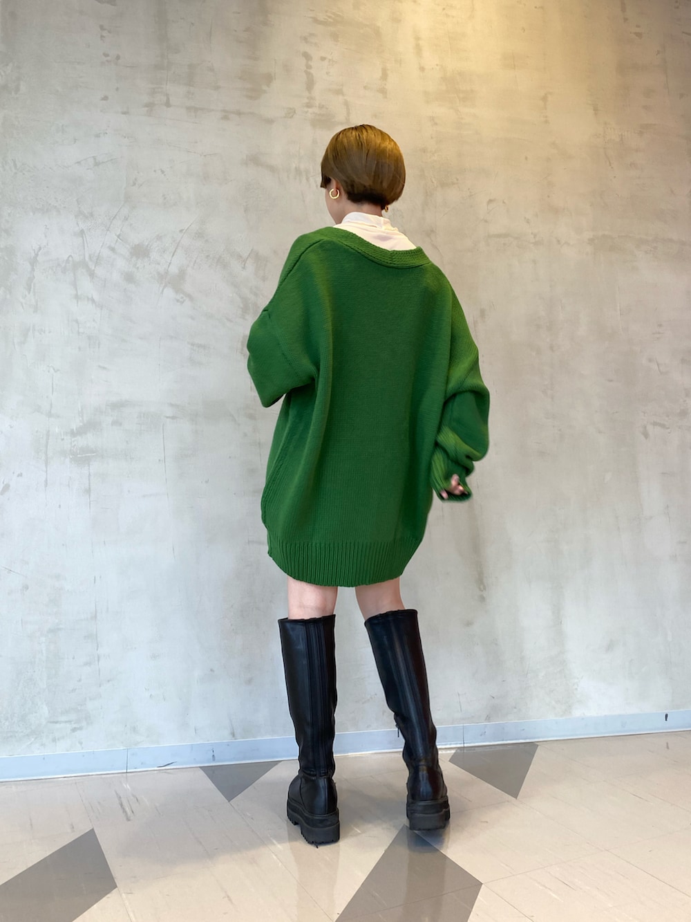 グリーン系のカーディガン/ボレロ、ホワイト系のTシャツ/カットソー、イエロー系のその他パンツを着用したレディースの冬コーディネートの2枚目の写真