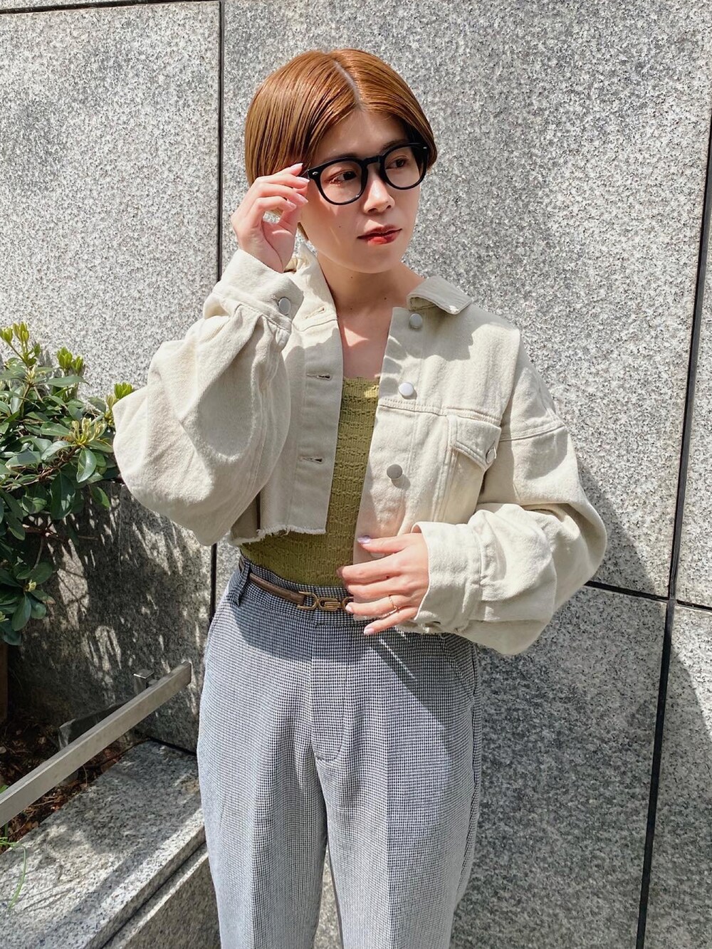 「春、大人コーデ、いいね、save、フォローお願いします🤑、オトナカジュアル、デニムジャケット、Gジャン、春アウター、春服みてみて、春夏コーデ、パンツコーデ、めがね、スニーカーコーデ、Ray Cassin、ショート丈」｜「RAY CASSINのダブルクロスセミフレアパンツ セットアップ着用可（スラックス、ブラック系）」を使った、nimoさん（レディース・155cm）の春コーディネートの3枚目の写真
