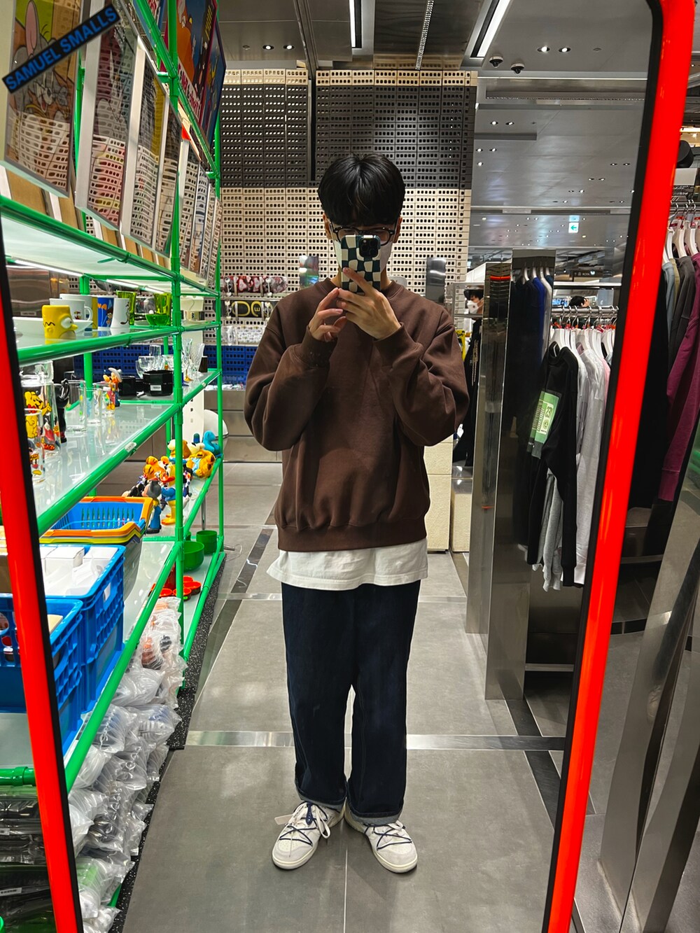 「boy、sporty、韓国ファッション、NIKE、off white」｜「WILD THINGSのアイテム（スウェット、ブラウン系）」を使った、black_sooannさん（メンズ・182cm）の冬コーディネートの3枚目の写真