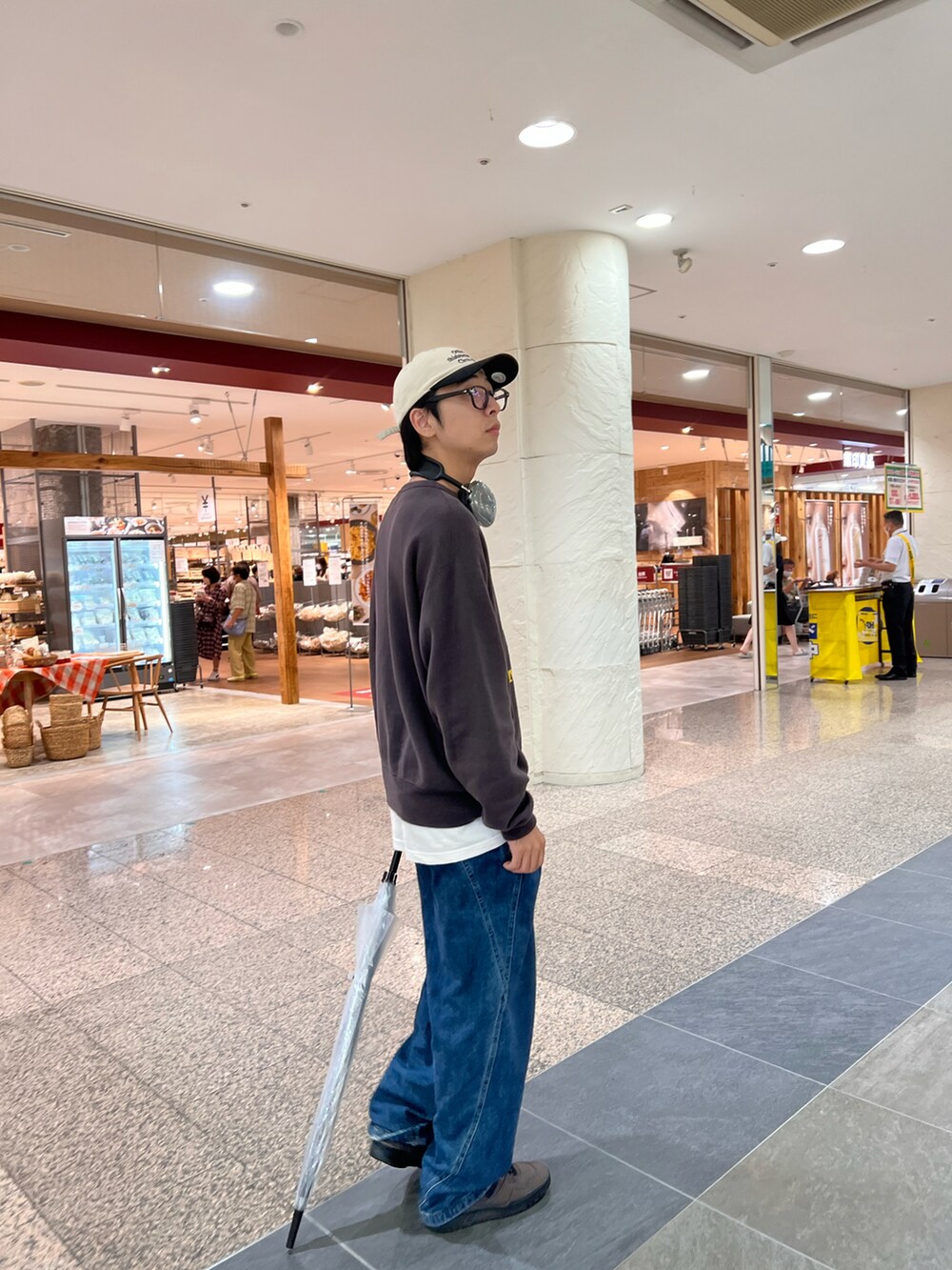 その他のスウェット、ブルー系のデニムパンツ、ブラウン系のスニーカーを着用したメンズの冬コーディネートの2枚目の写真