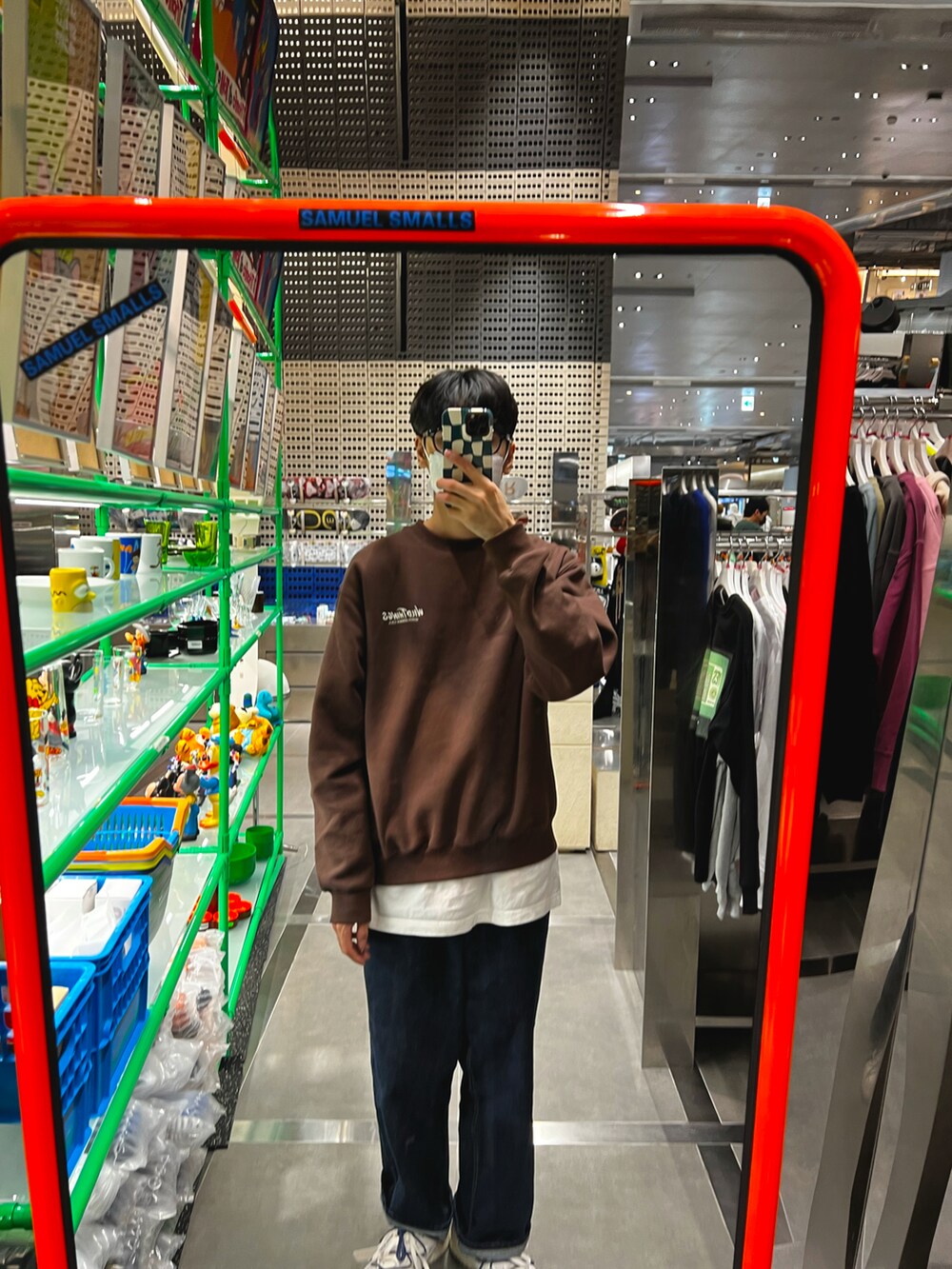 「boy、sporty、韓国ファッション、NIKE、off white」｜「WILD THINGSのアイテム（スウェット、ブラウン系）」を使った、black_sooannさん（メンズ・182cm）の冬コーディネートの2枚目の写真