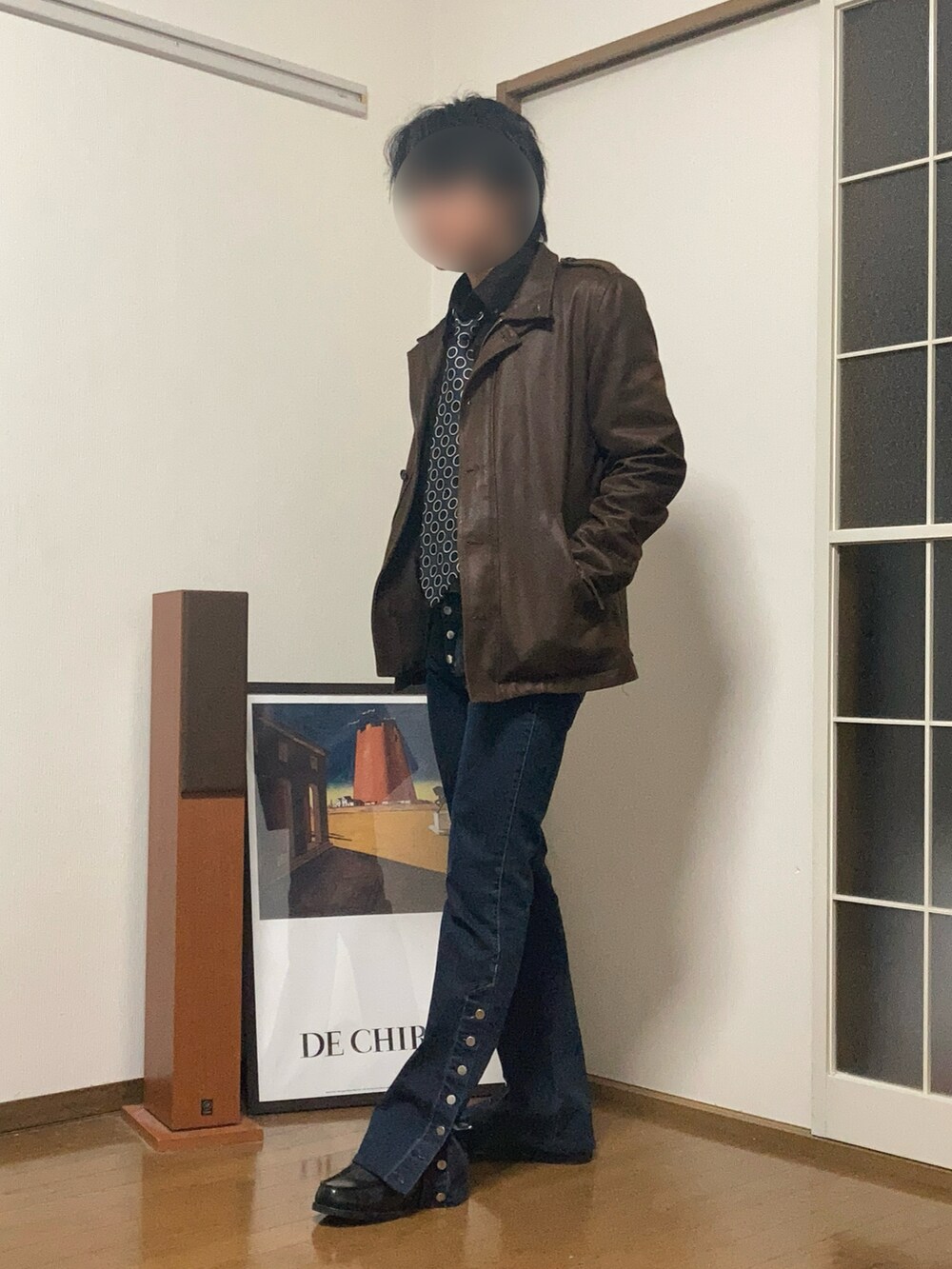 「秋コーデ、休日コーデ、大人コーデ、低身長、低身長男子、グランパコア、フレアパンツ、レザージャケット、きれいめカジュアル、休日スタイル、ジャケット、ジャケットスタイル、秋冬コーデ、冬コーデ」｜「G.T.HAWKINSのアイテム（ローファー、ブラック系）」を使った、ロロさん（メンズ・166cm）の秋コーディネートの3枚目の写真