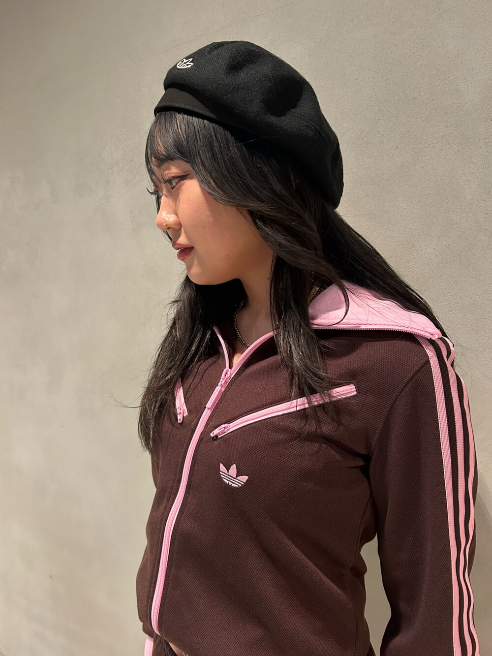 「スカート、ベレー帽、adidas、アディダス、adidas originals、アディダスオリジナルス、70s、トラックトップ、アディフォーム、SST ブーツ」｜「adidasのSKIRT / アディダスオリジナルス adidas Originals（スカート、ブラウン系）」を使った、HNさん（レディース・158cm）の秋コーディネートの5枚目の写真