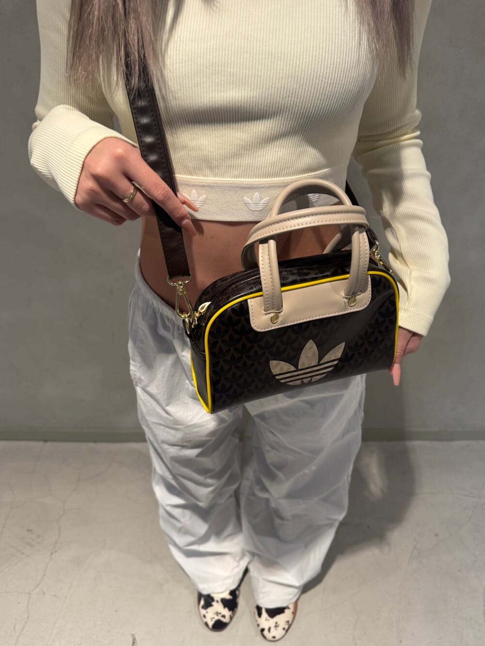 「スニーカー、ショルダーバッグ、adidas、adidas originals、クロップドトップス、長袖Tシャツ、パラシュートパンツ、ウーブンパンツ、テコンドー」｜HNさん（レディース・158cm）の春コーディネートの3枚目の写真