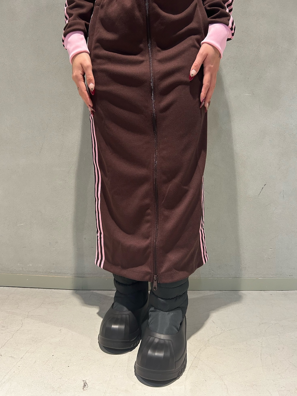 「スカート、ベレー帽、adidas、アディダス、adidas originals、アディダスオリジナルス、70s、トラックトップ、アディフォーム、SST ブーツ」｜「adidasのSKIRT / アディダスオリジナルス adidas Originals（スカート、ブラウン系）」を使った、HNさん（レディース・158cm）の秋コーディネートの3枚目の写真