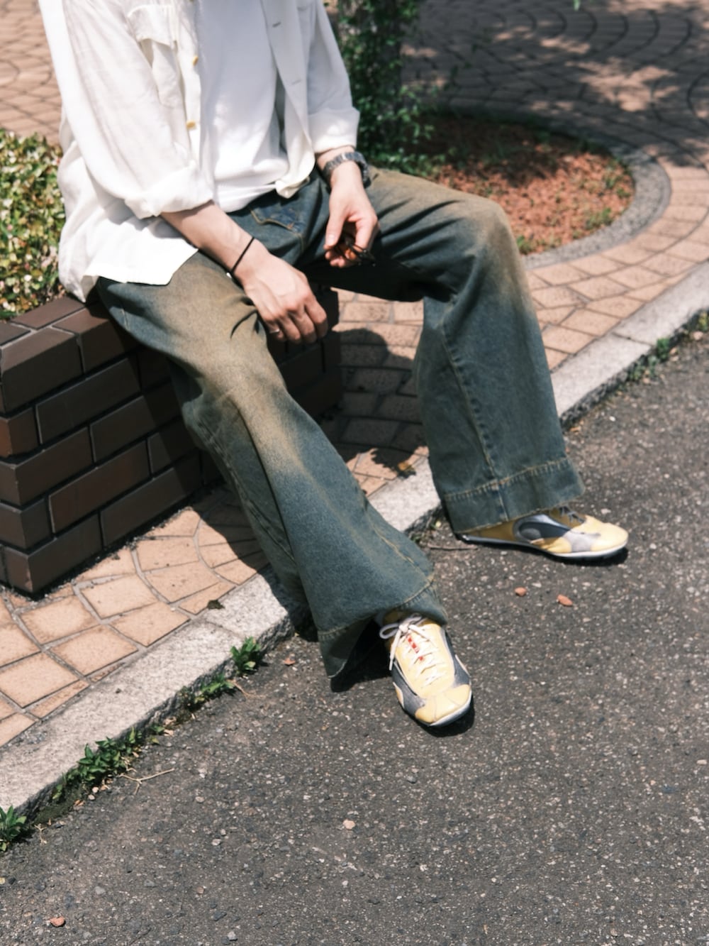 ホワイト系のシャツ/ブラウス、ホワイト系のタンクトップ、ブルー系のデニムパンツを着用したメンズの春コーディネートの4枚目の写真