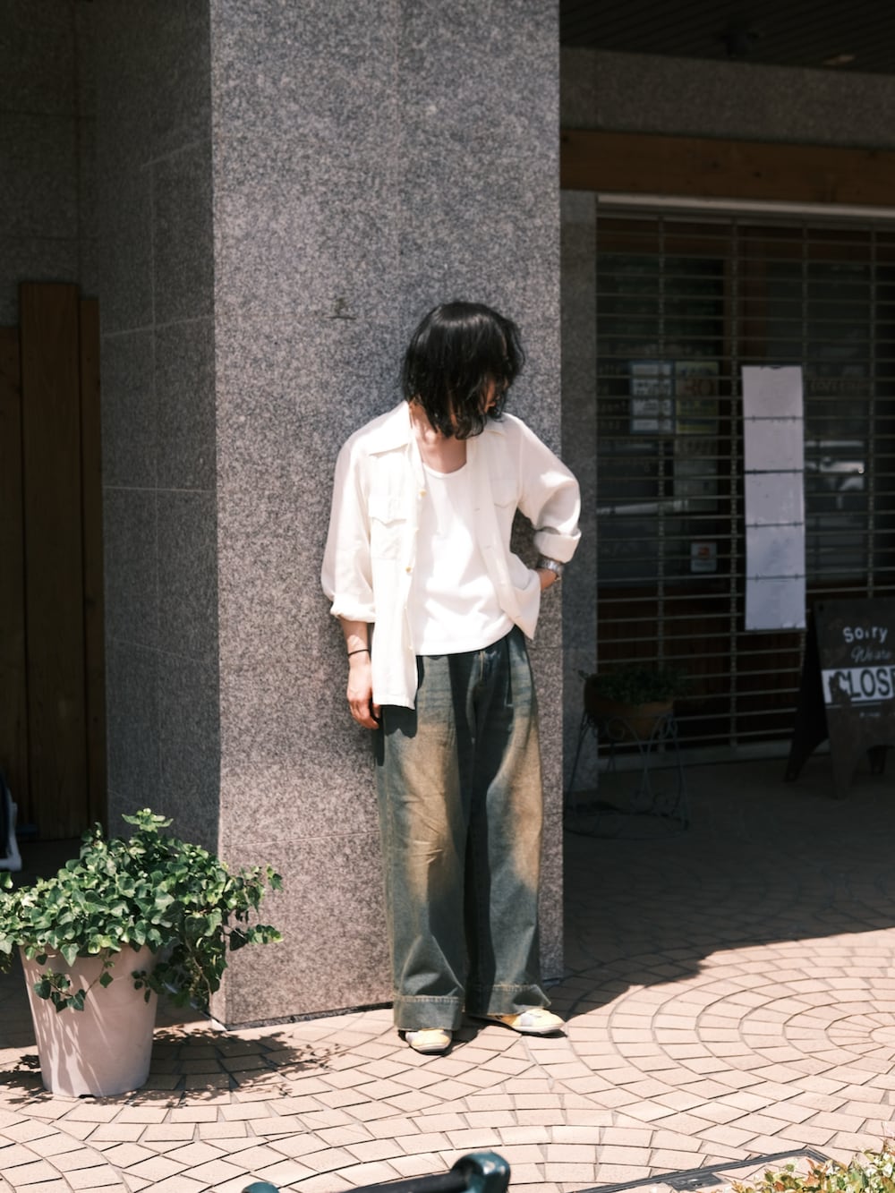 ホワイト系のシャツ/ブラウス、ホワイト系のタンクトップ、ブルー系のデニムパンツを着用したメンズの春コーディネートの2枚目の写真