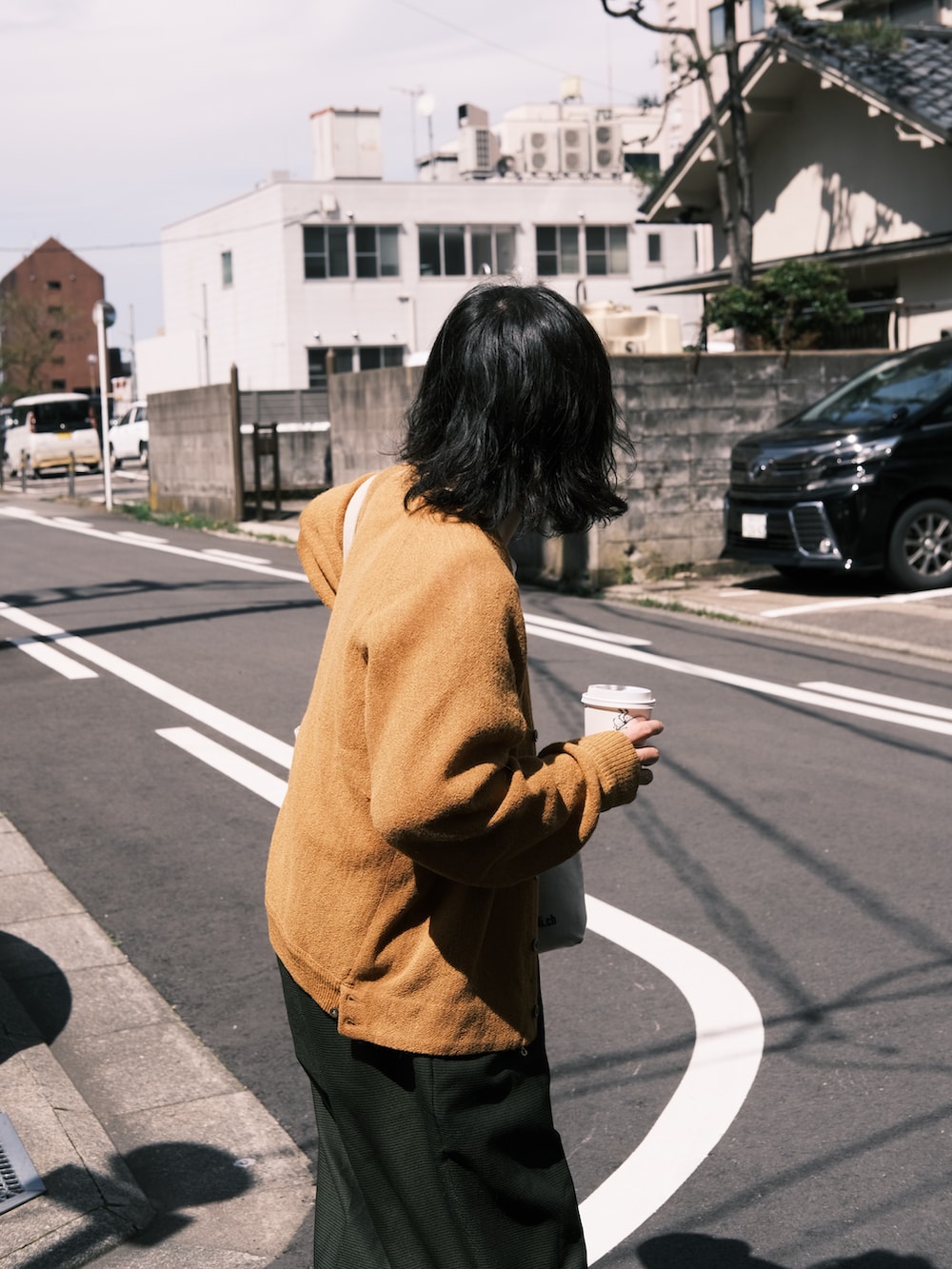 ブラック系のローファー、イエロー系のカーディガン/ボレロ、グリーン系のスラックスを着用したメンズの春コーディネートの4枚目の写真