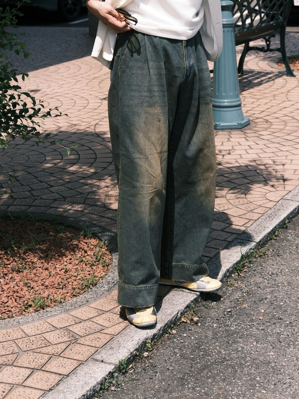 ホワイト系のシャツ/ブラウス、ホワイト系のタンクトップ、ブルー系のデニムパンツを着用したメンズの春コーディネートの3枚目の写真