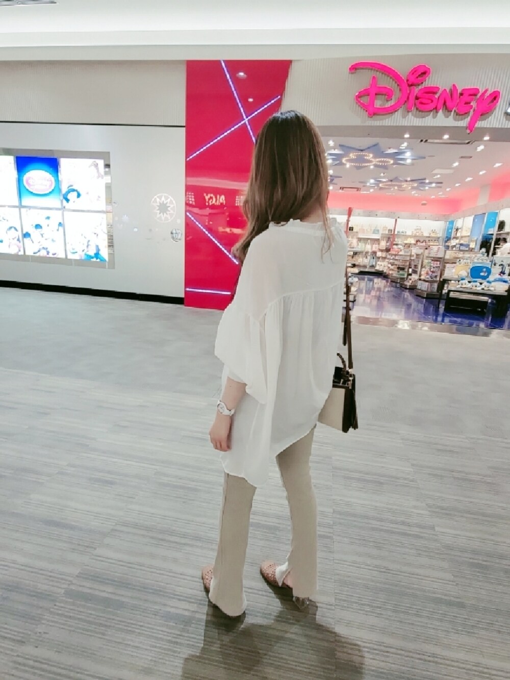 ブラウン系のサンダル、ブラウン系のショルダーバッグ、ベージュ系のその他パンツを着用したレディースの春コーディネートの2枚目の写真